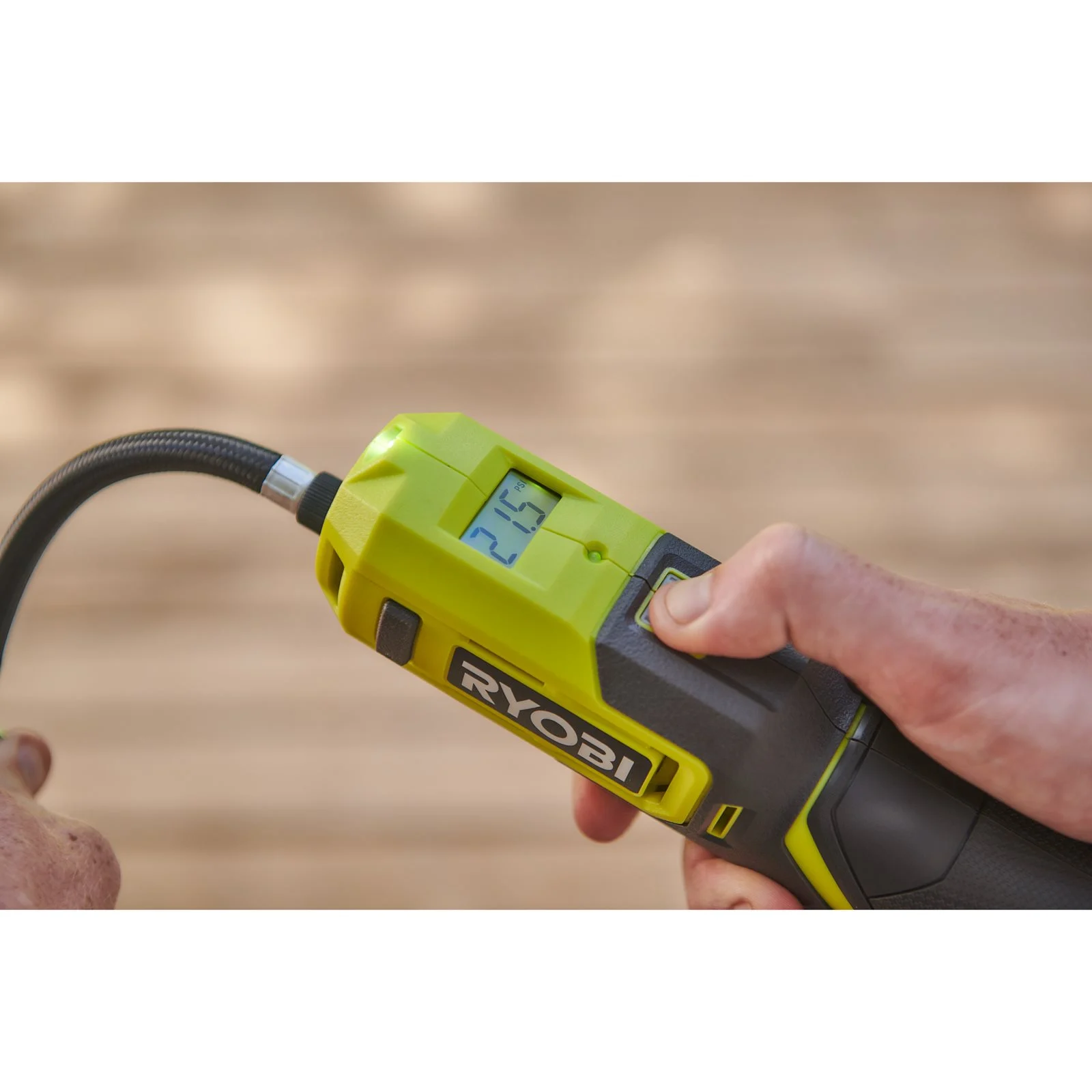 Pompă de umflare USB Lithium 4V Ryobi RI4-0 - in utilizare 5