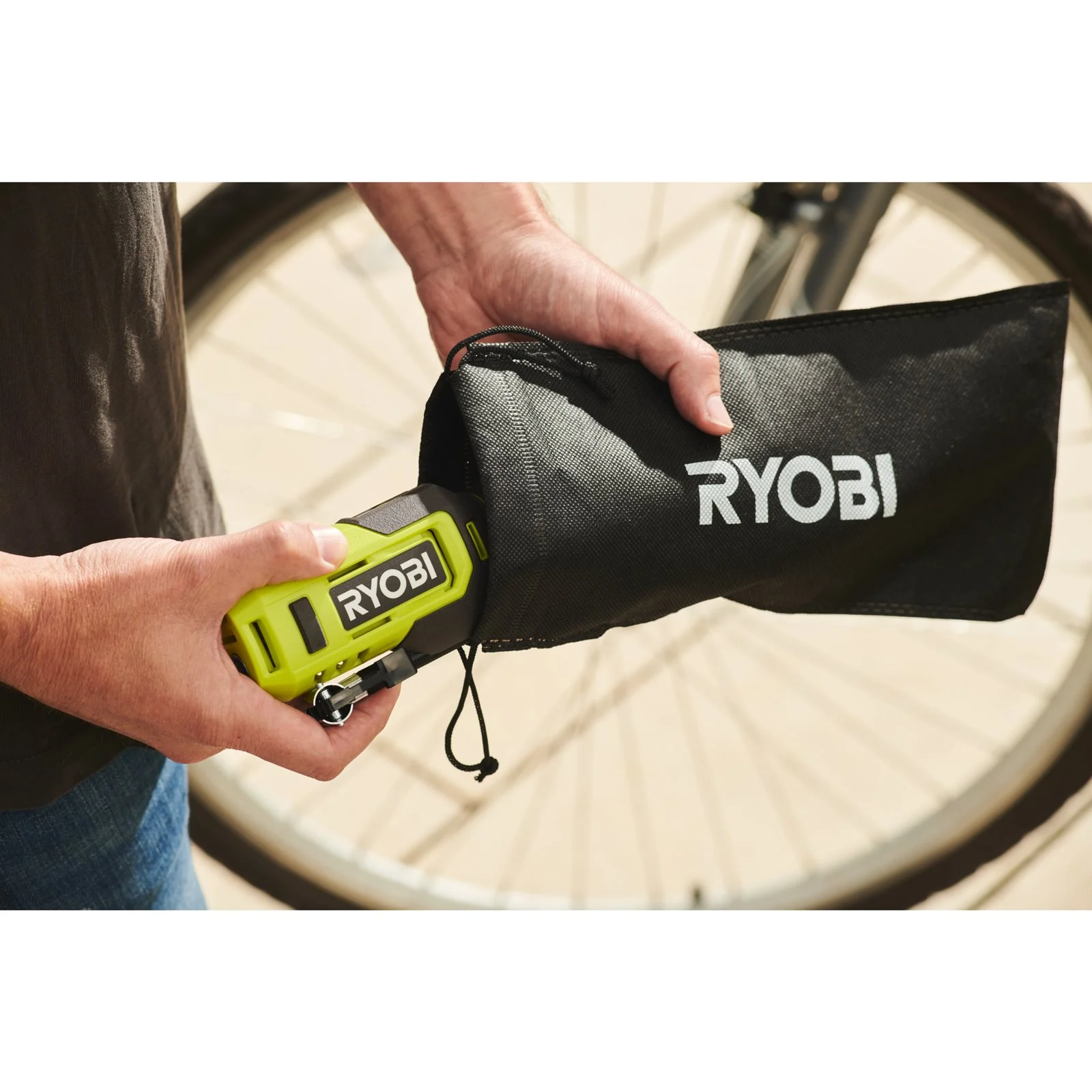 Pompă de umflare USB Lithium 4V Ryobi RI4-0 - in utilizare 6