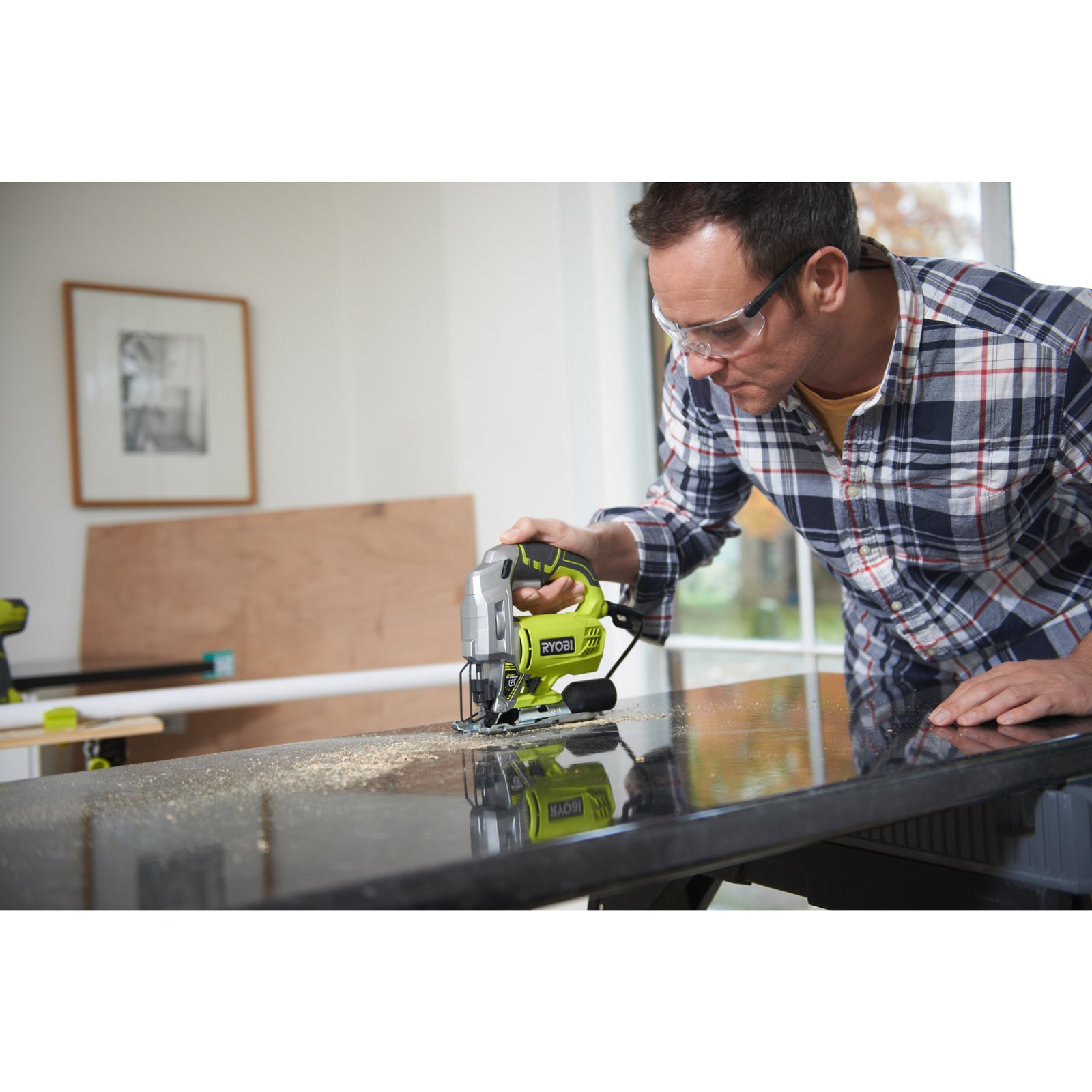 Fierăstrău pendular electric 500 W Ryobi RJS750-G - in utilizare 1