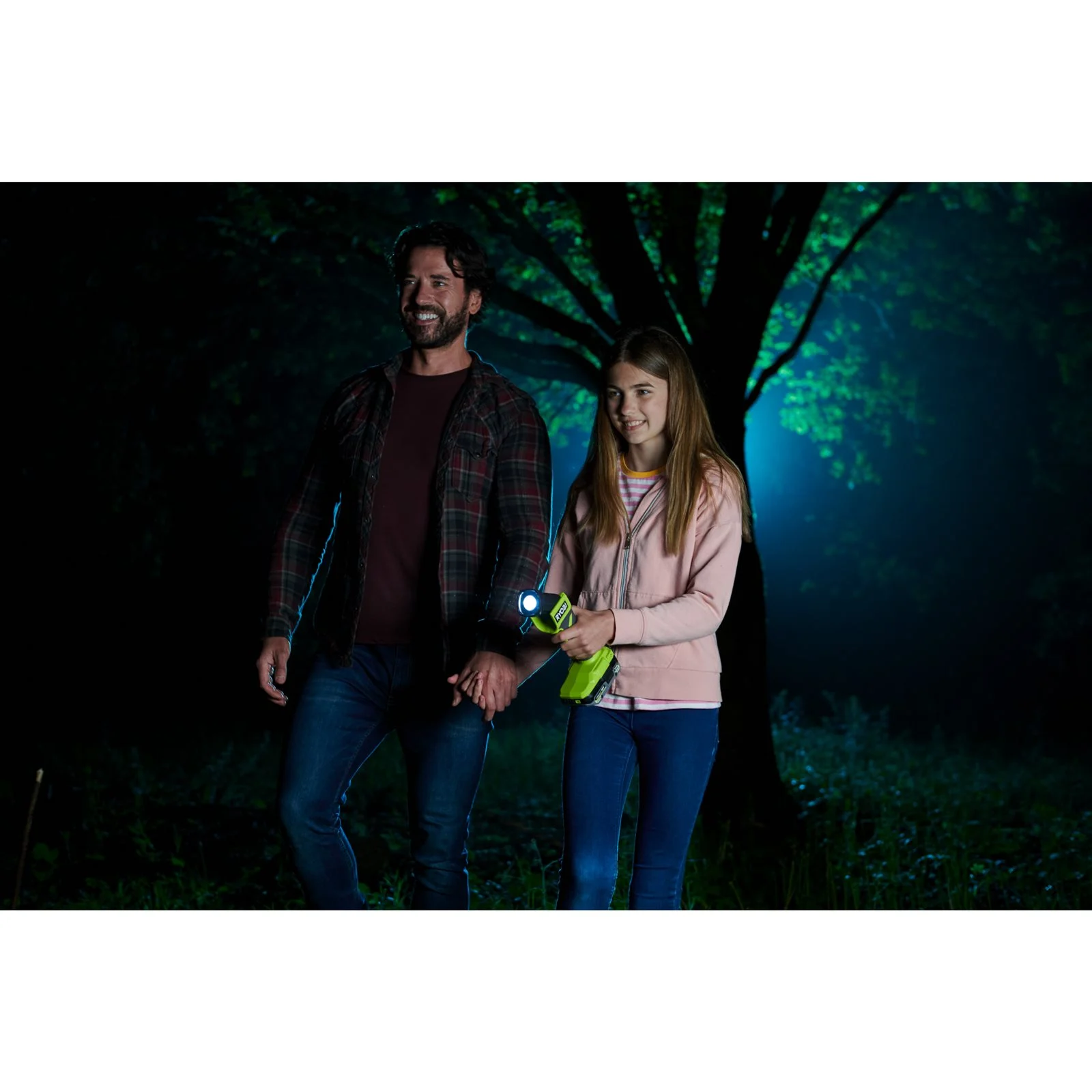 Lanternă 18V ONE+ Ryobi RLF18-0 - in utilizare 3
