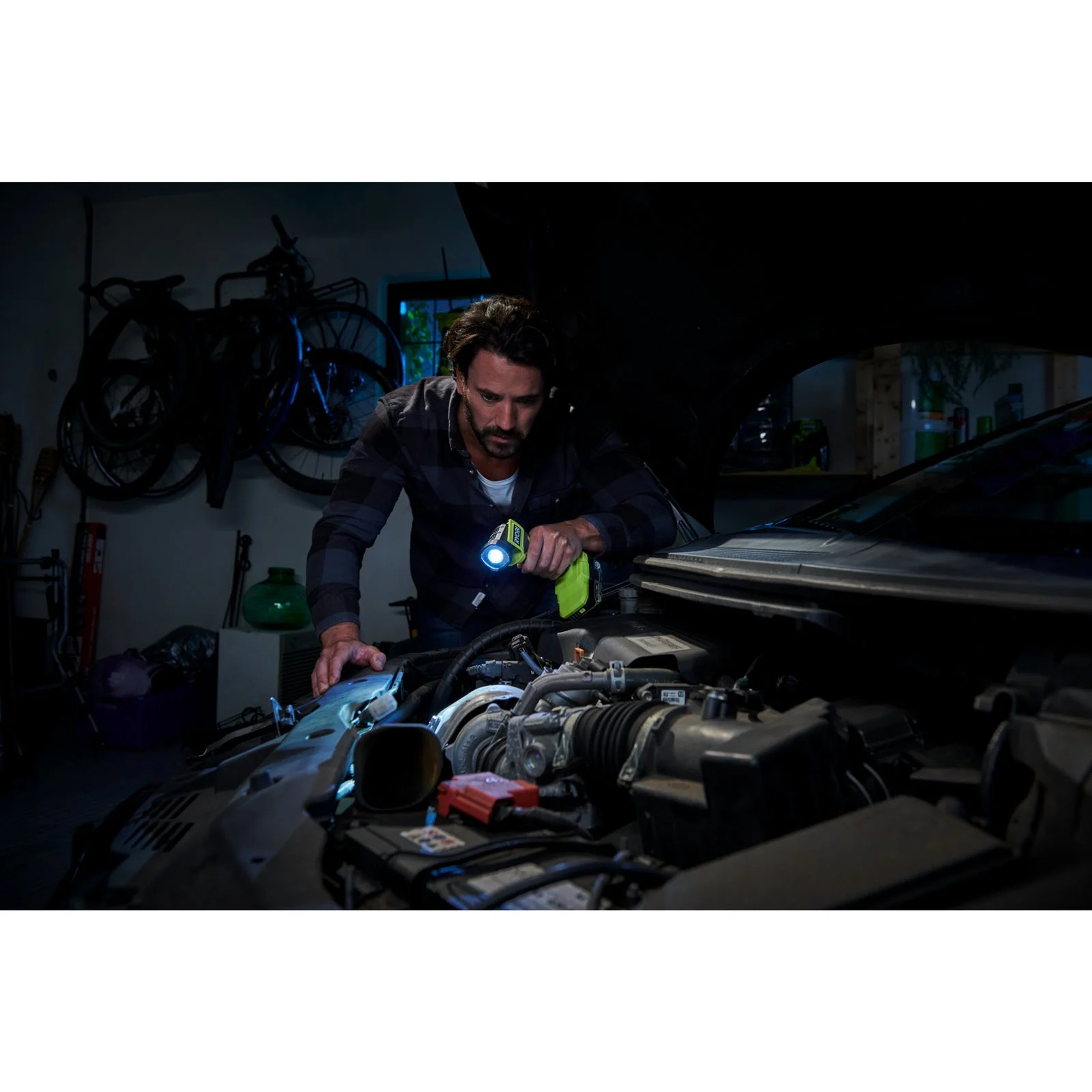 Lanternă 18V ONE+ Ryobi RLF18-0 - in utilizare 4