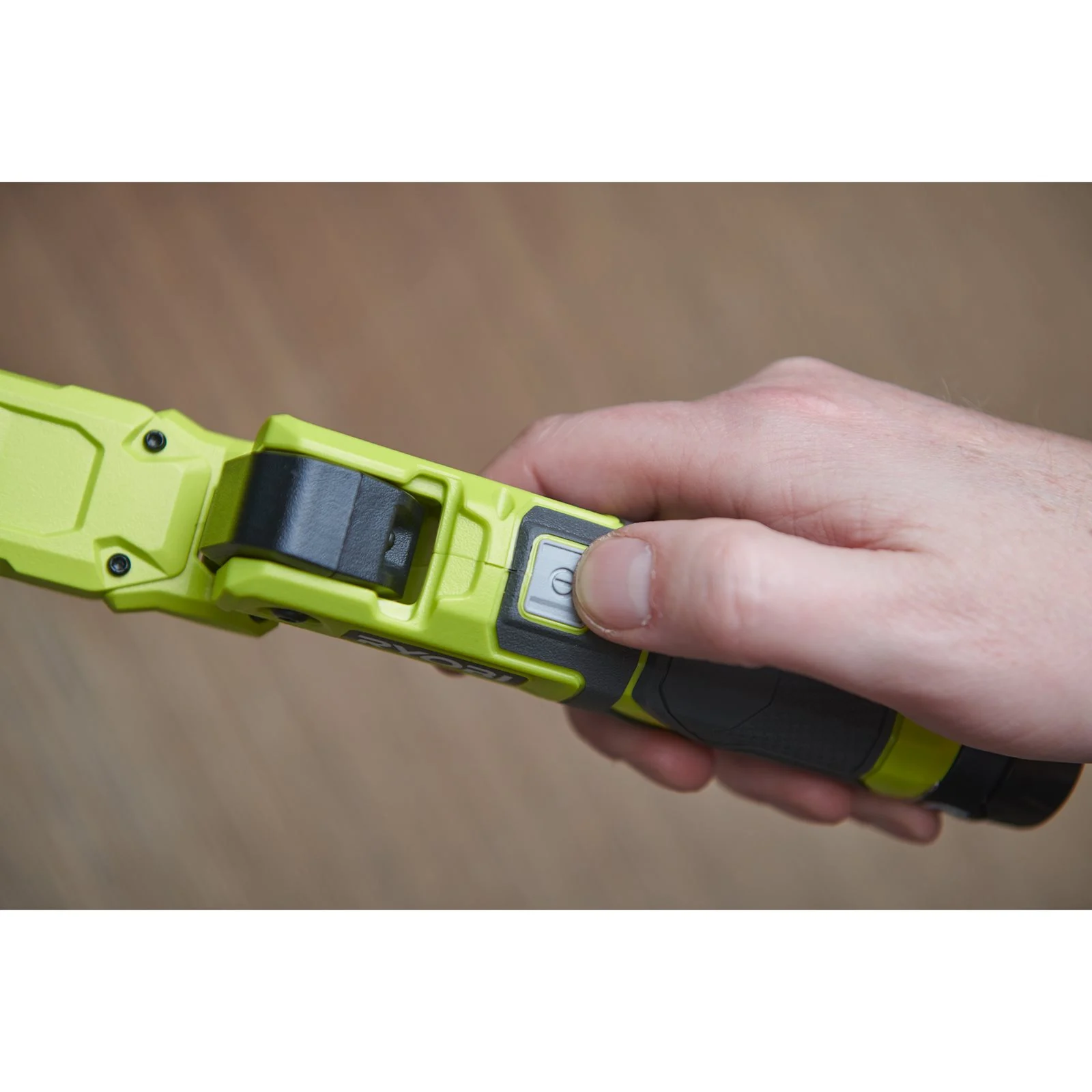 Lumină de inspecție USB Lithium 4V Ryobi RLI4-0 - in utilizare 1