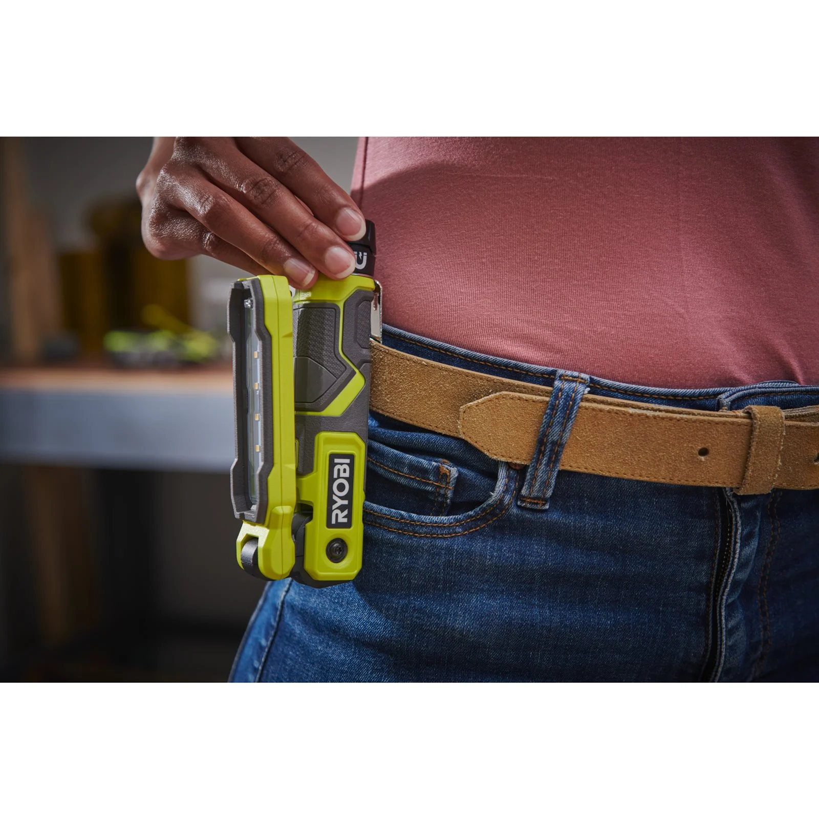 Lumină de inspecție USB Lithium 4V Ryobi RLI4-0 - in utilizare 3