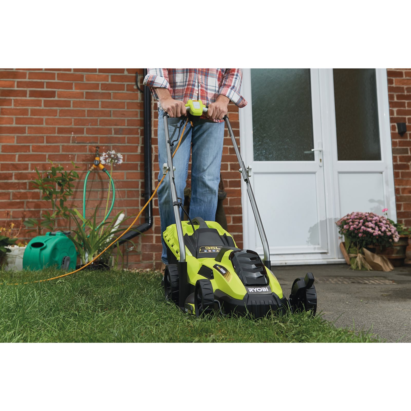 Mașină de tuns gazonul electrică 1300 W, punte 33 cm Ryobi RLM13E33S - in utilizare 1