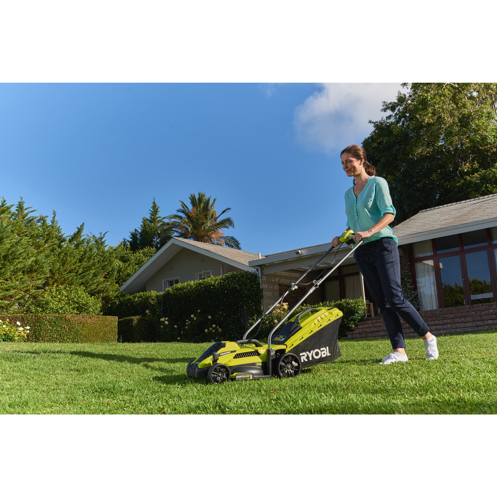 Mașină de tuns gazonul electrică 1300 W, punte 33 cm Ryobi RLM13E33S - in utilizare 2