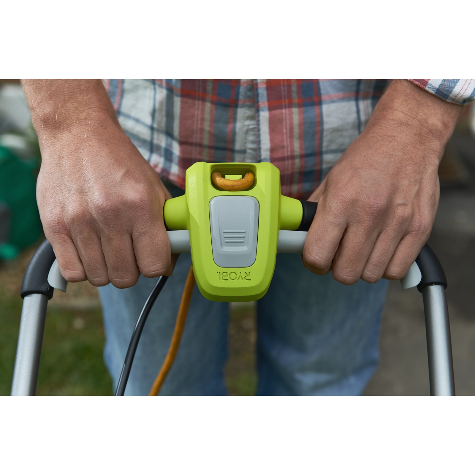 Mașină de tuns gazonul electrică 1300 W, punte 33 cm Ryobi RLM13E33S - in utilizare 3
