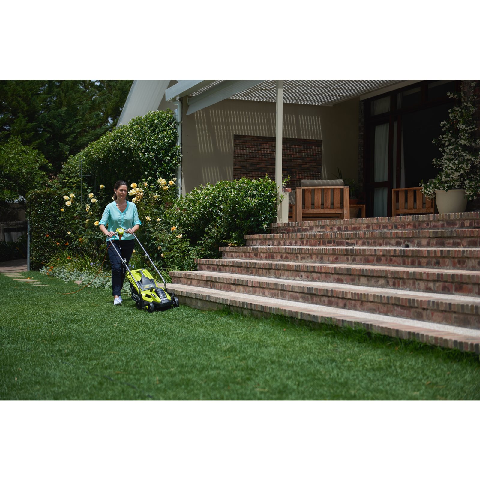 Mașină de tuns gazonul electrică 1300 W, punte 33 cm Ryobi RLM13E33S - in utilizare 6