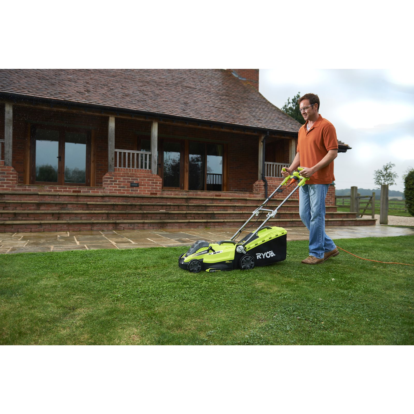 Mașină de tuns gazonul electrică 1500 W, punte 36 cm Ryobi RLM15E36H - in utilizare 1