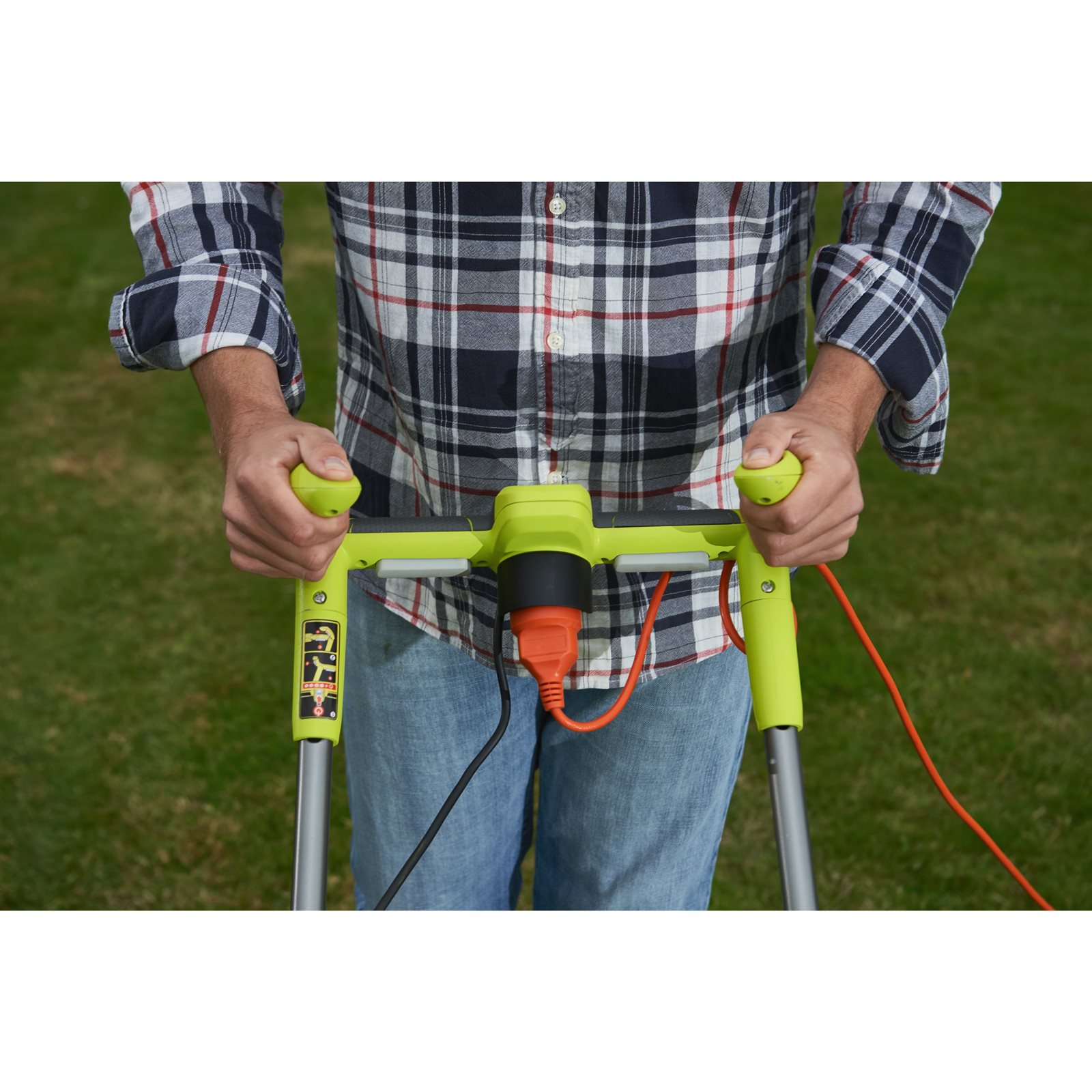 Mașină de tuns gazonul electrică 1500 W, punte 36 cm Ryobi RLM15E36H - in utilizare 2