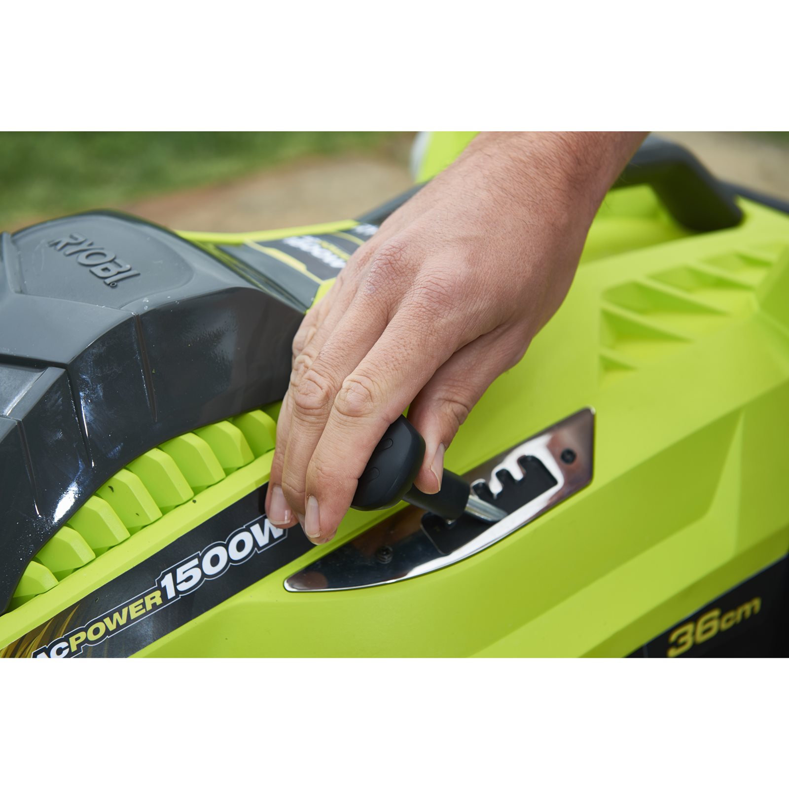 Mașină de tuns gazonul electrică 1500 W, punte 36 cm Ryobi RLM15E36H - in utilizare 3