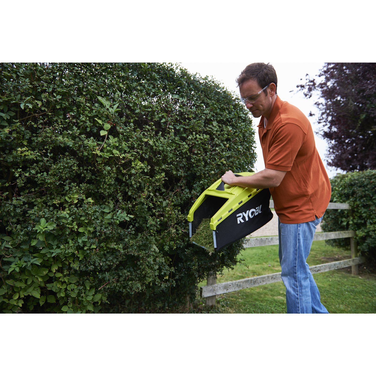 Mașină de tuns gazonul electrică 1500 W, punte 36 cm Ryobi RLM15E36H - in utilizare 4