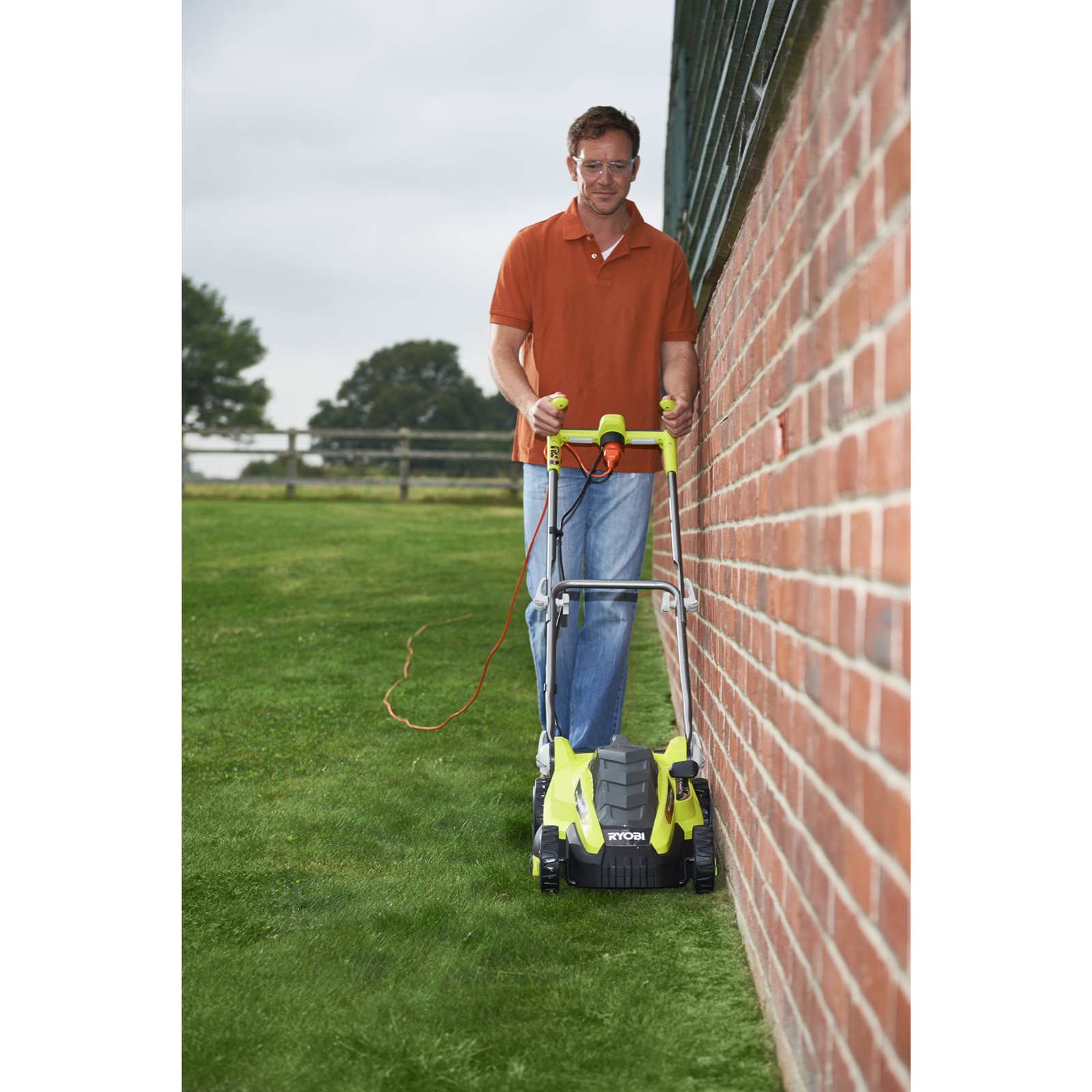Mașină de tuns gazonul electrică 1500 W, punte 36 cm Ryobi RLM15E36H - in utilizare 6