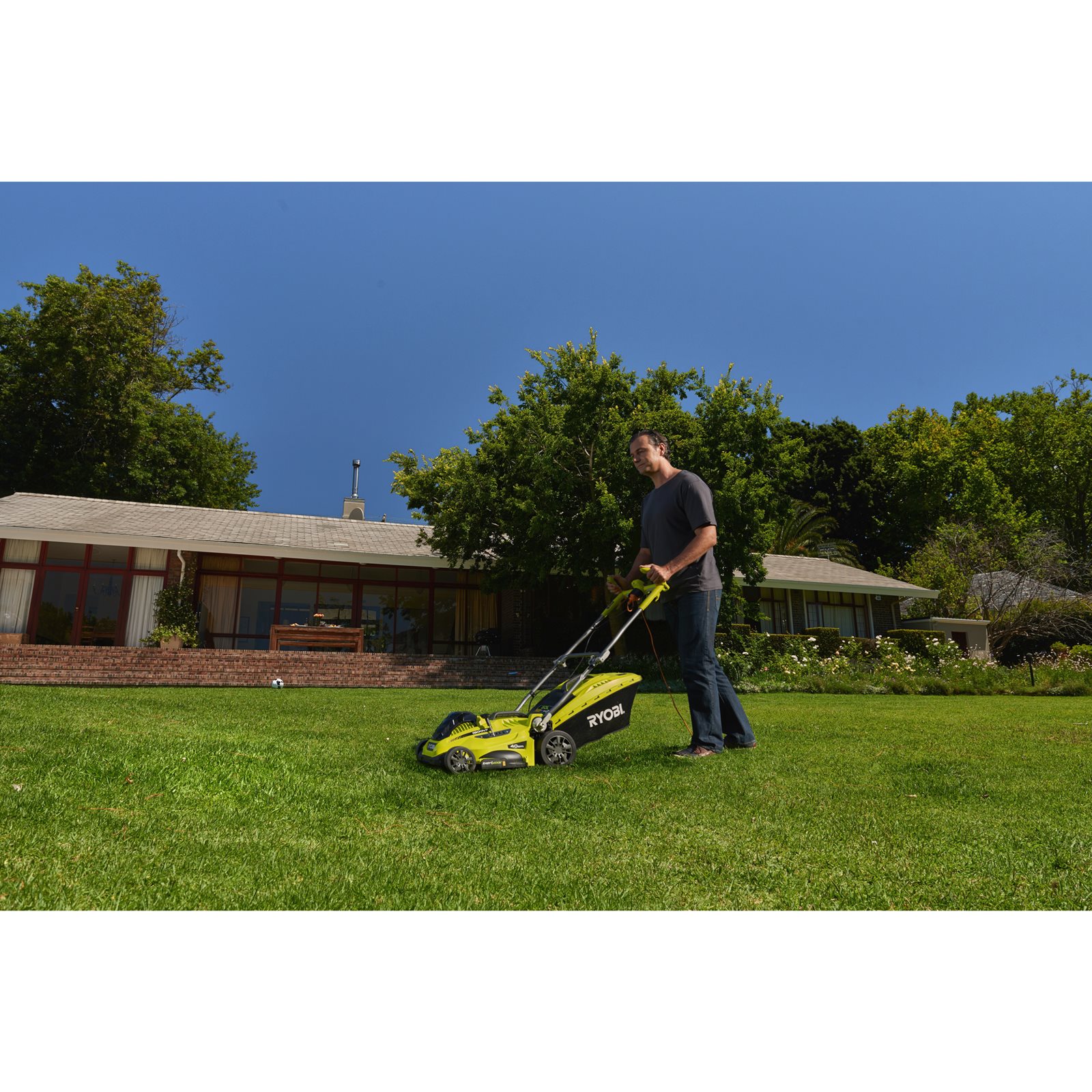 Mașină de tuns gazonul electrică 1800 W, punte 40 cm Ryobi RLM18E40H - in utilizare 1