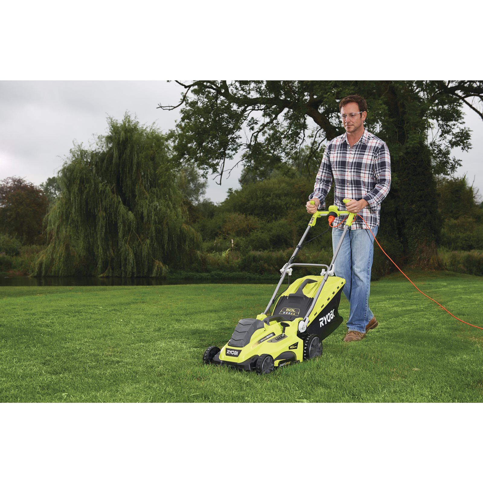 Mașină de tuns gazonul electrică 1800 W, punte 40 cm Ryobi RLM18E40H - in utilizare 2