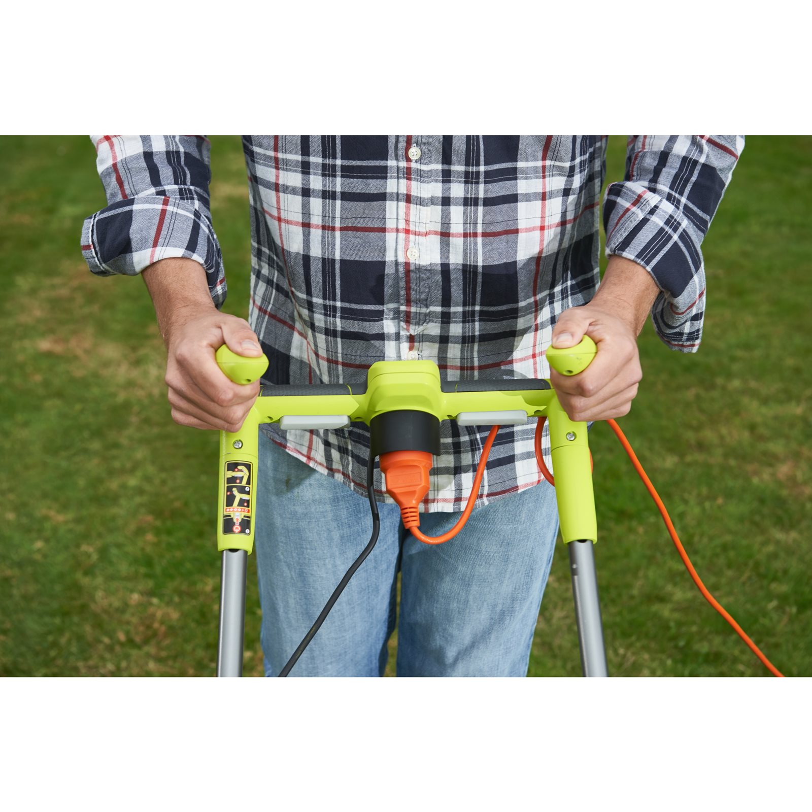 Mașină de tuns gazonul electrică 1800 W, punte 40 cm Ryobi RLM18E40H - in utilizare 3