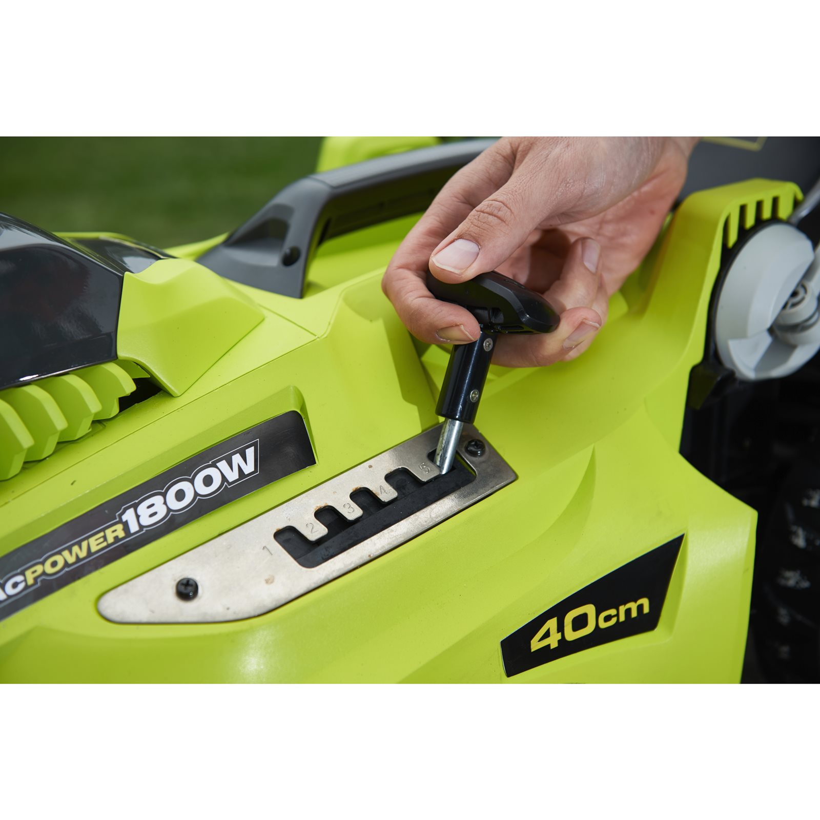 Mașină de tuns gazonul electrică 1800 W, punte 40 cm Ryobi RLM18E40H - in utilizare 4