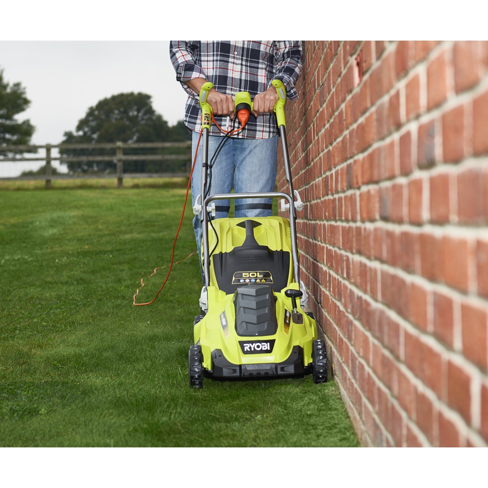 Mașină de tuns gazonul electrică 1800 W, punte 40 cm Ryobi RLM18E40H - in utilizare 6