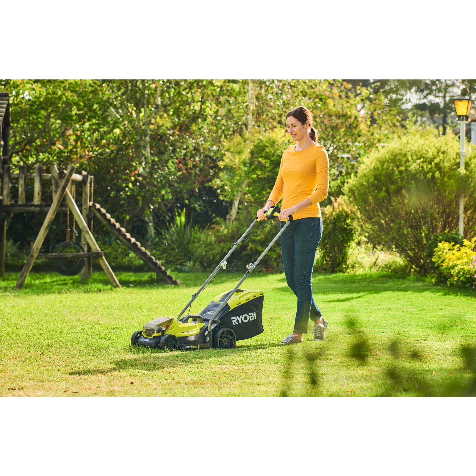 Mașină de tuns gazonul 18V ONE+, punte 33cm (1 x 4,0 Ah) Ryobi RLM18X33B40 - in utilizare 1