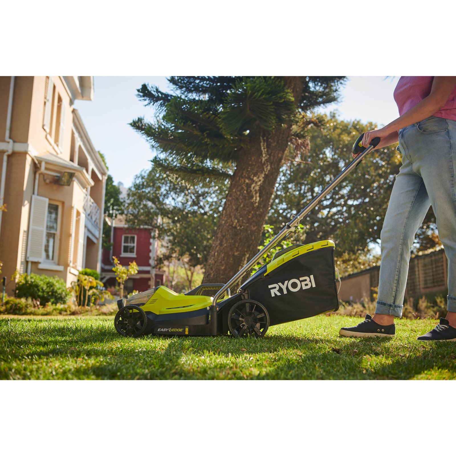 Mașină de tuns gazonul 18V ONE+, punte 33cm (1 x 4,0 Ah) Ryobi RLM18X33B40 - in utilizare 2