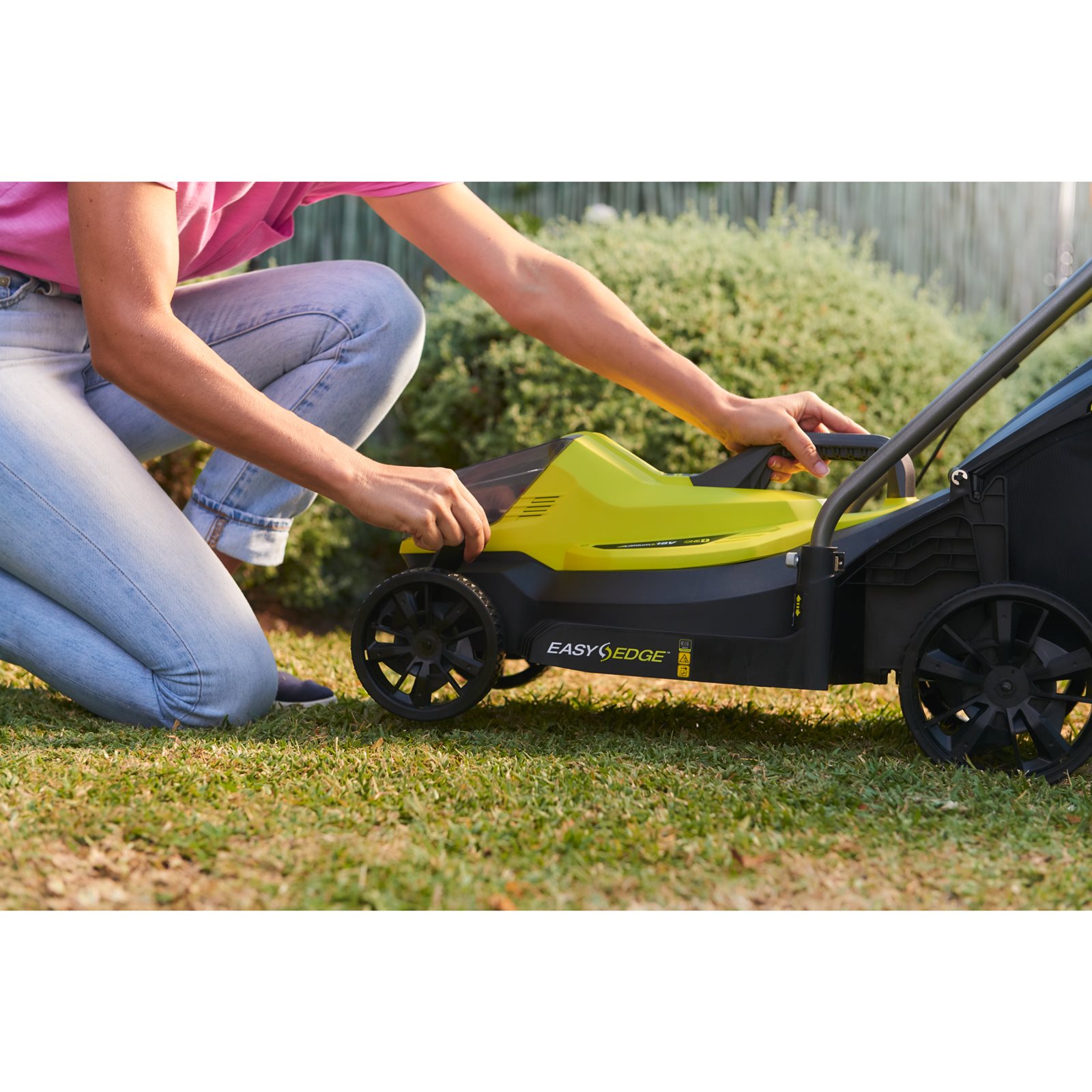 Mașină de tuns gazonul 18V ONE+, punte 33cm (1 x 4,0 Ah) Ryobi RLM18X33B40 - in utilizare 3