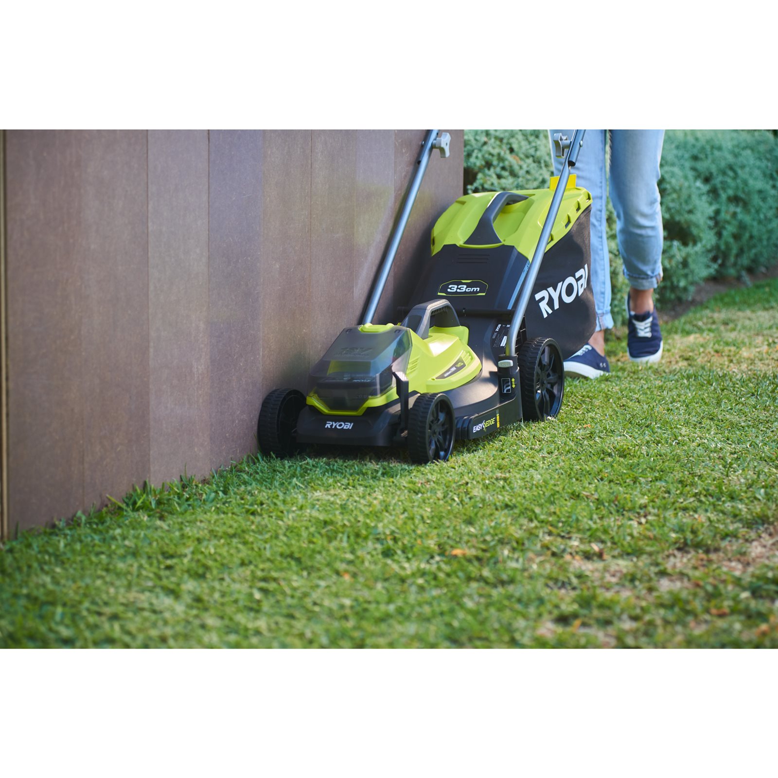 Mașină de tuns gazonul 18V ONE+, punte 33cm (1 x 4,0 Ah) Ryobi RLM18X33B40 - in utilizare 4