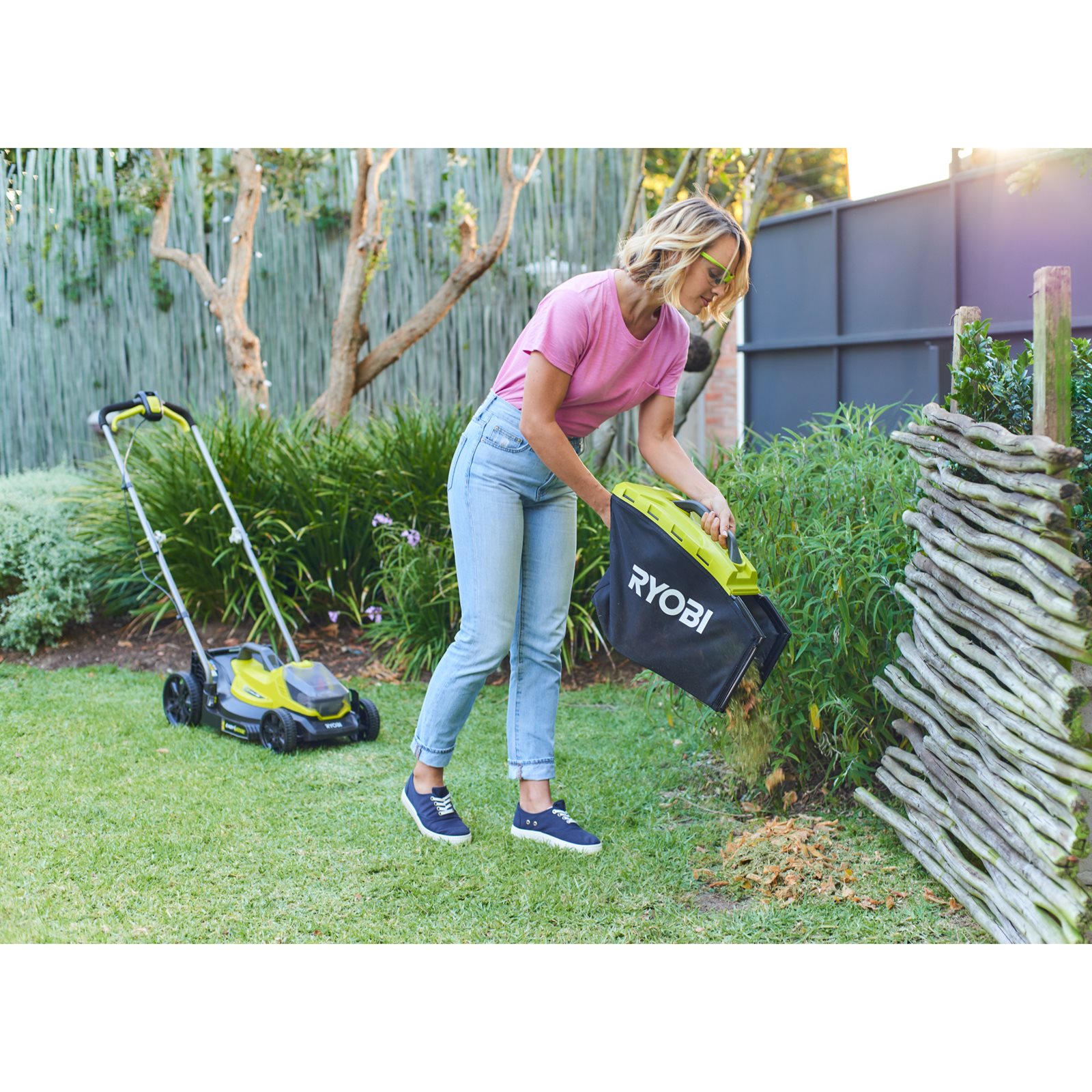 Mașină de tuns gazonul 18V ONE+, punte 33cm (1 x 4,0 Ah) Ryobi RLM18X33B40 - in utilizare 5