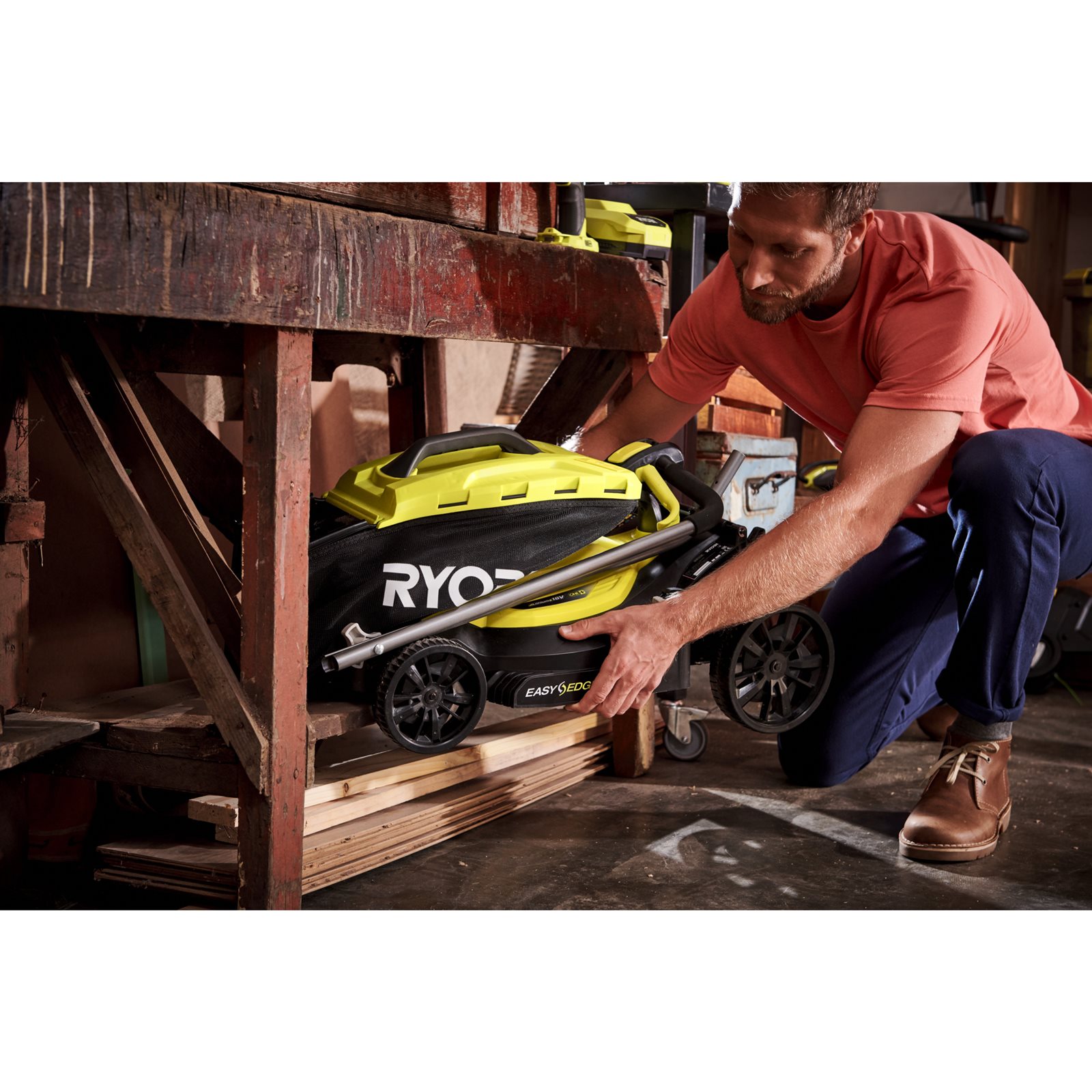 Mașină de tuns gazonul 18V ONE+, punte 33cm (1 x 4,0 Ah) Ryobi RLM18X33B40 - in utilizare 6