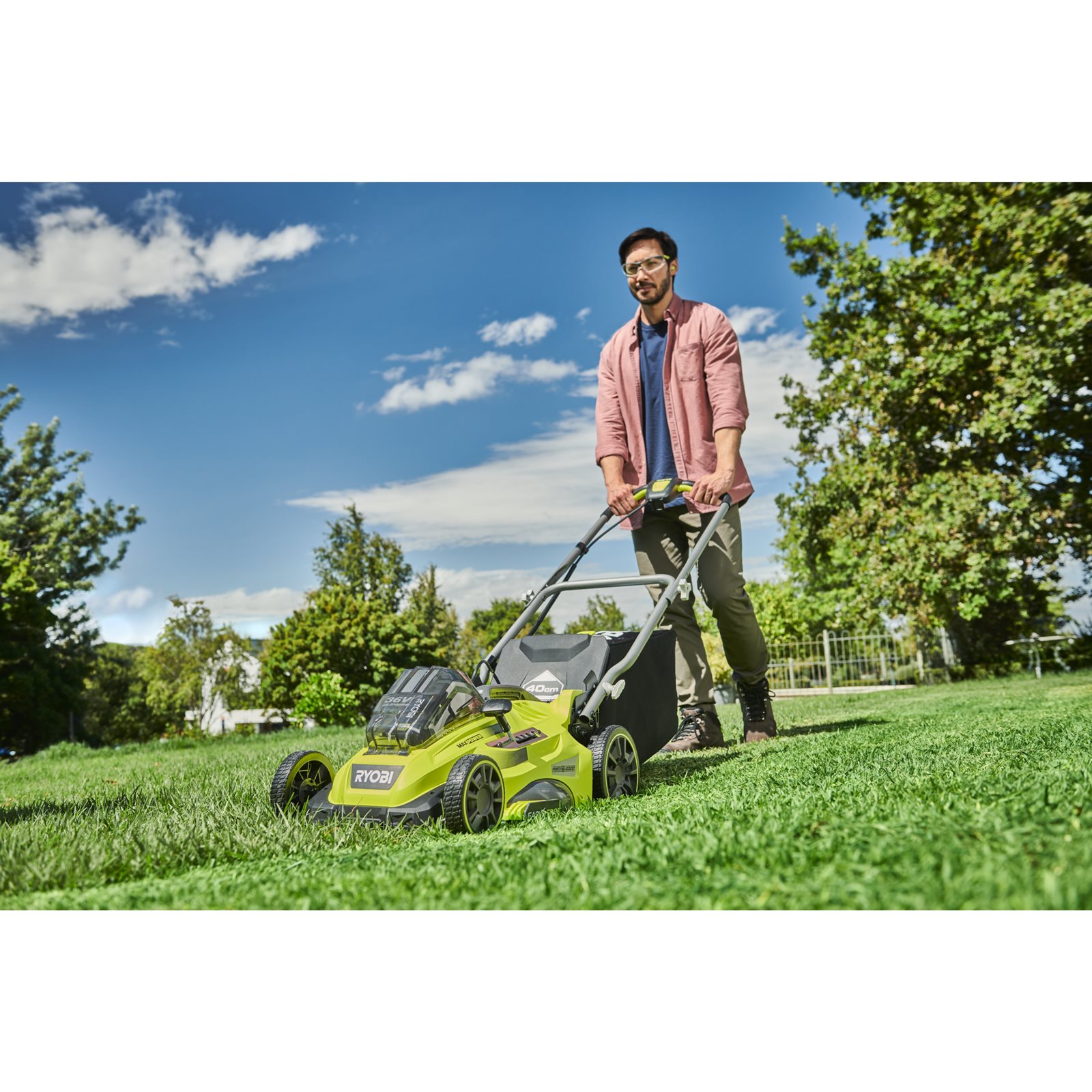 Mașină de tuns iarba 36V 40cm (1 x 4,0Ah) Ryobi RLM36X41H50G - in utilizare 2