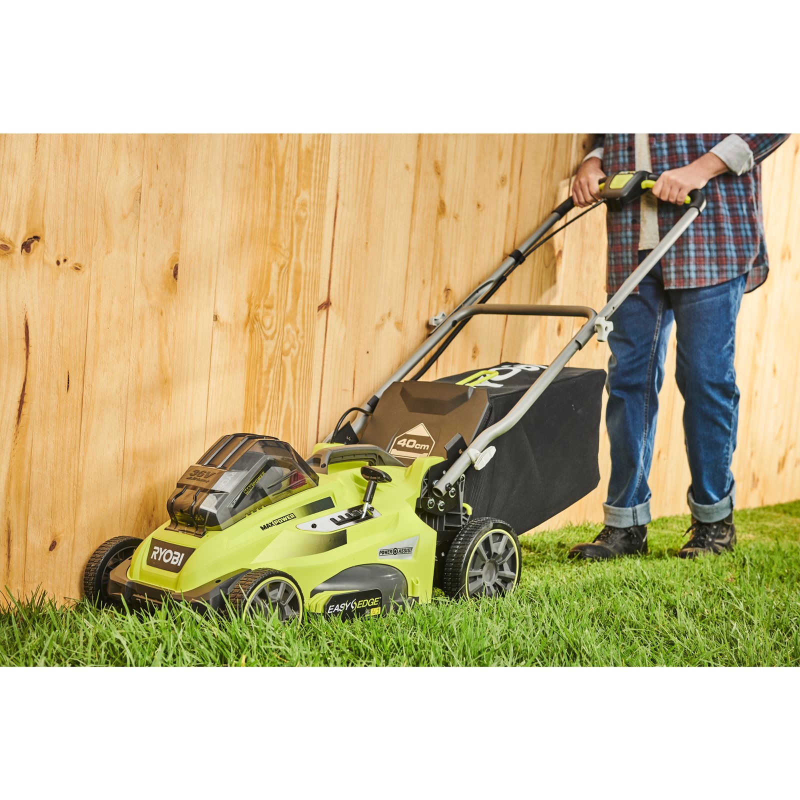 Mașină de tuns iarba 36V 40cm (1 x 4,0Ah) Ryobi RLM36X41H50G - in utilizare 5