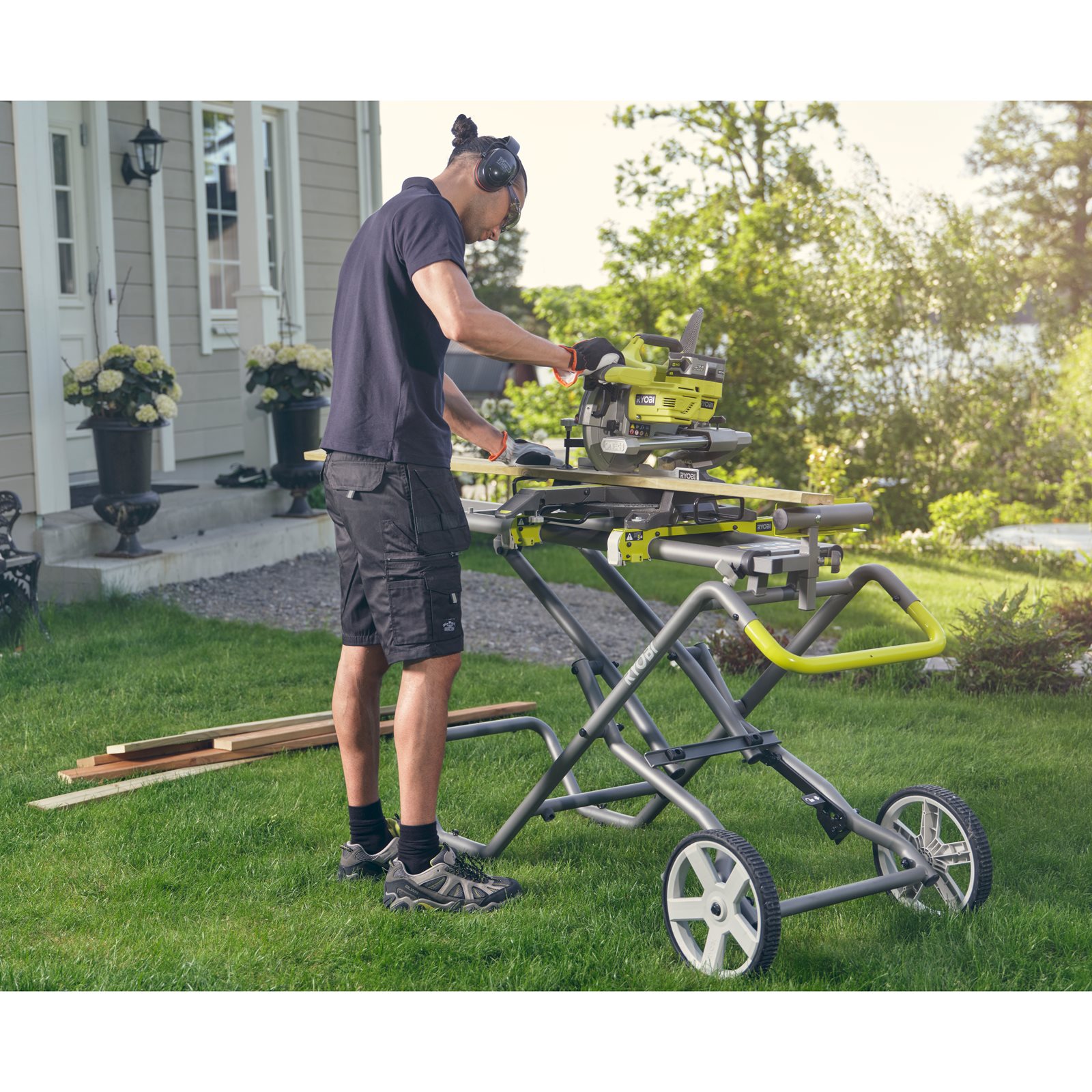 Cadru fierăstrău tăieri înclinate Ryobi cu roți Ryobi RLSW01 - in utilizare 2