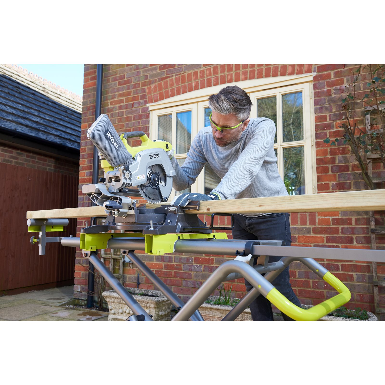 Cadru fierăstrău tăieri înclinate Ryobi cu roți Ryobi RLSW01 - in utilizare 4