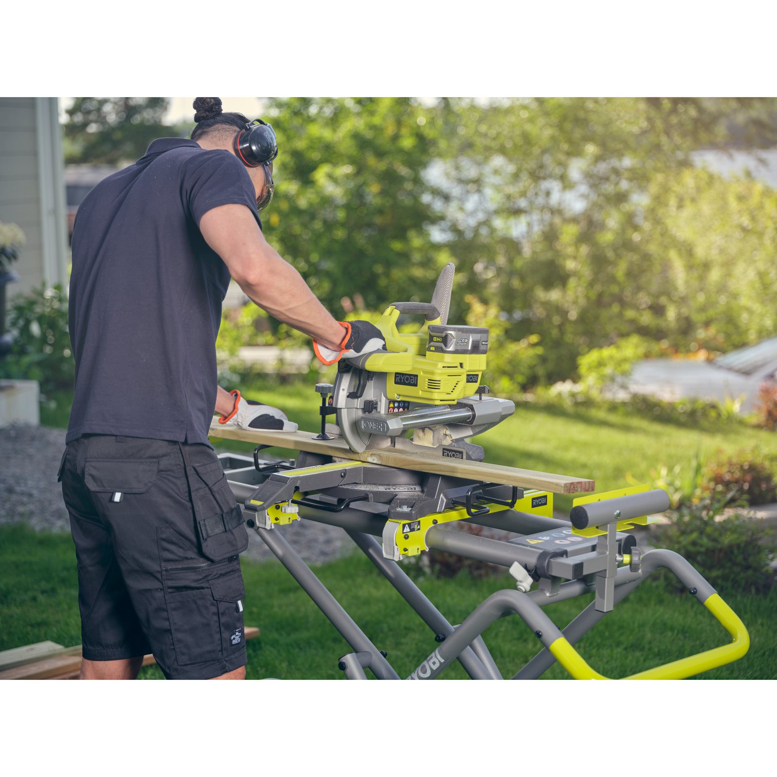 Cadru fierăstrău tăieri înclinate Ryobi cu roți Ryobi RLSW01 - in utilizare 5