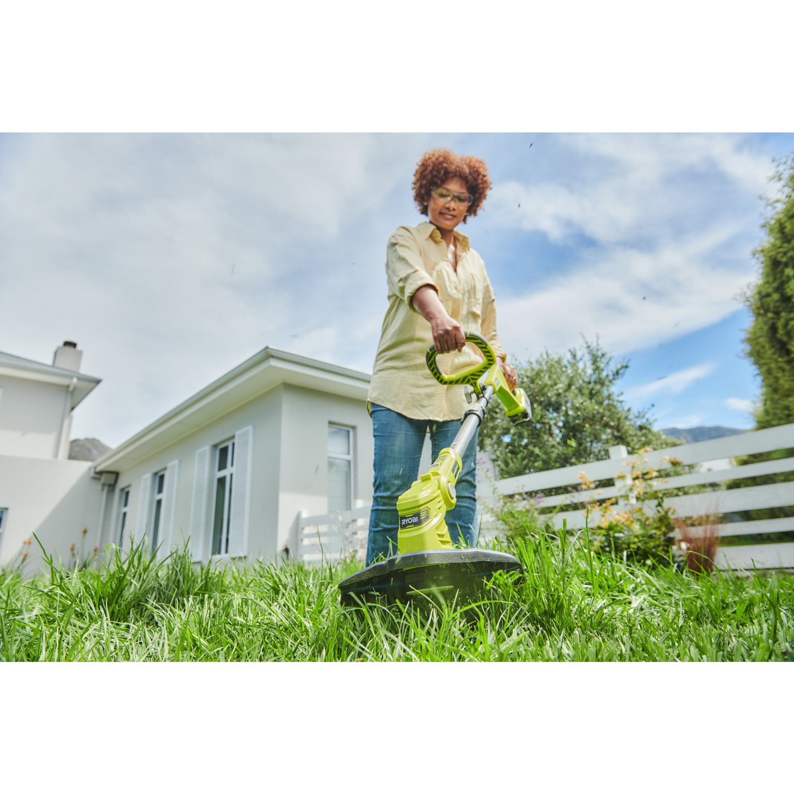 Trimmer iarbă 18V ONE+, lățime tăiere 25/30 cm (1 x 2,0 Ah) Ryobi RLT183220S - in utilizare 1