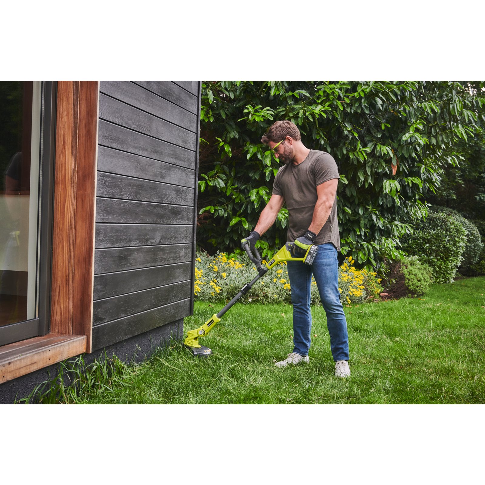 Trimmer iarbă 18V ONE+, lățime tăiere 25/30 cm (1 x 2,0 Ah) Ryobi RLT183220S - in utilizare 3