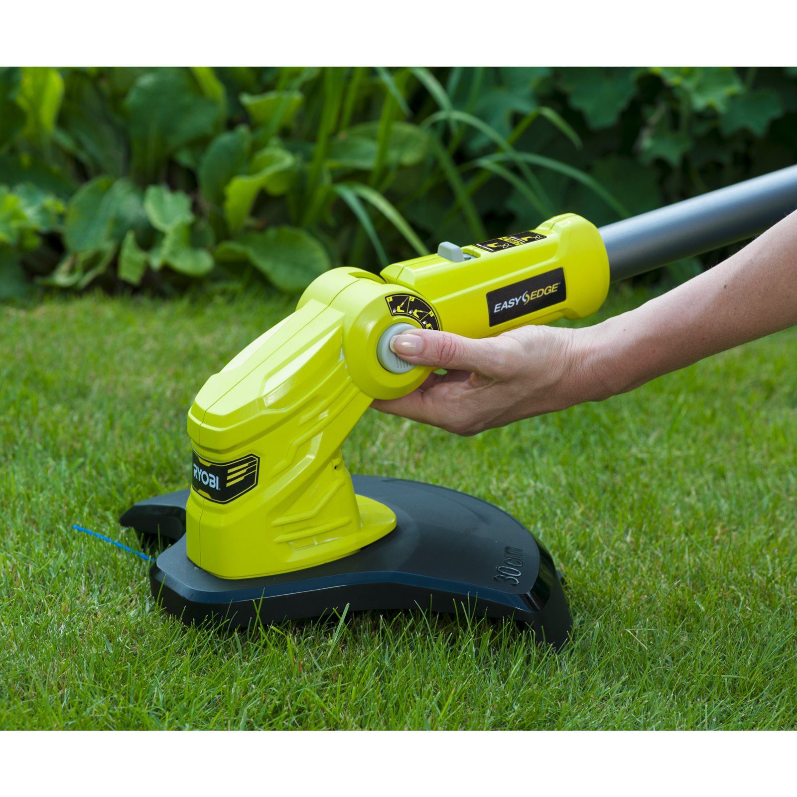 Trimmer iarbă 18V ONE+, lățime tăiere 25/30 cm (1 x 2,0 Ah) Ryobi RLT183220S - in utilizare 6