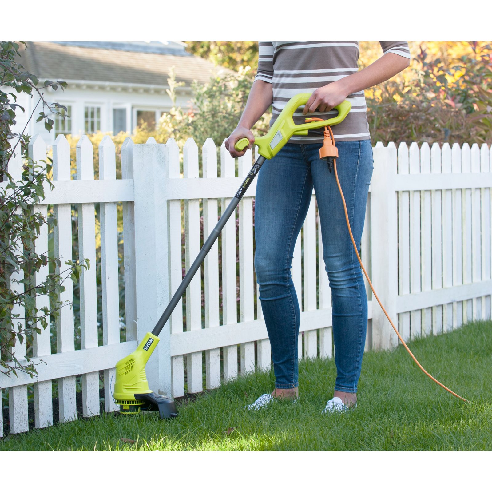 Trimmer iarbă electric 350 W, lățime tăiere 25 cm Ryobi RLT3525 - in utilizare 1