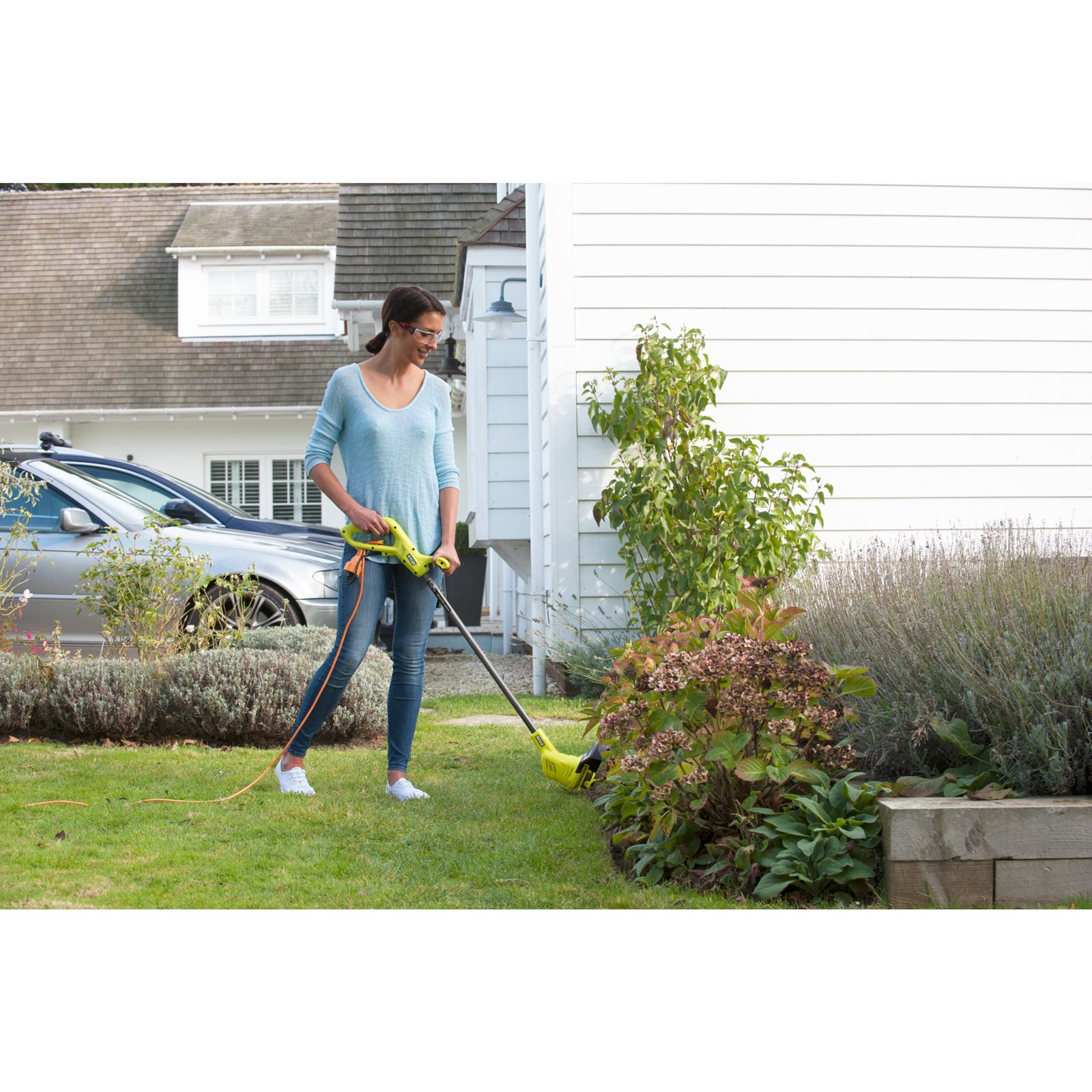 Trimmer iarbă electric 350 W, lățime tăiere 25 cm Ryobi RLT3525 - in utilizare 2
