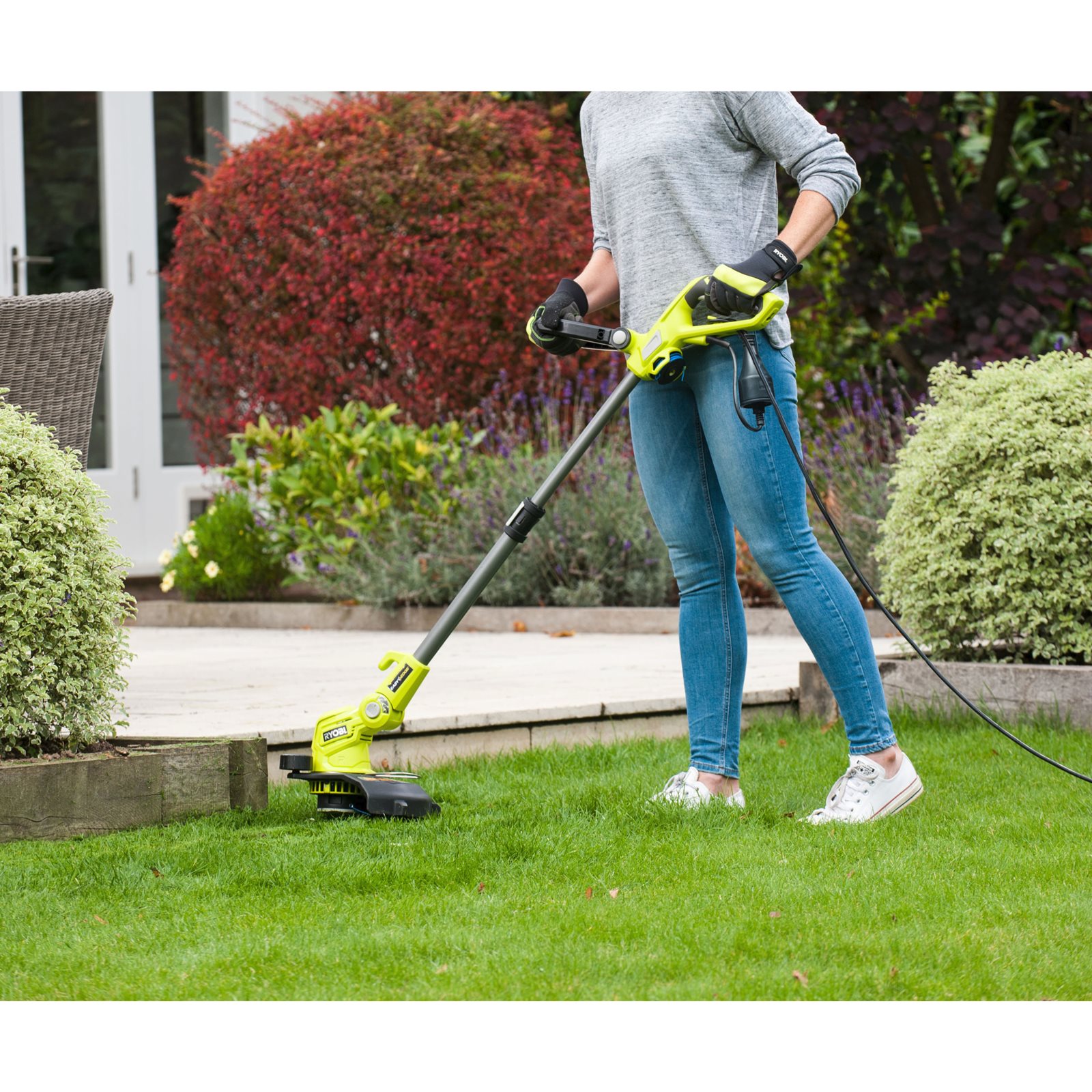 Trimmer iarbă electric 500 W, lățime tăiere 27 cm Ryobi RLT5127 - in utilizare 1