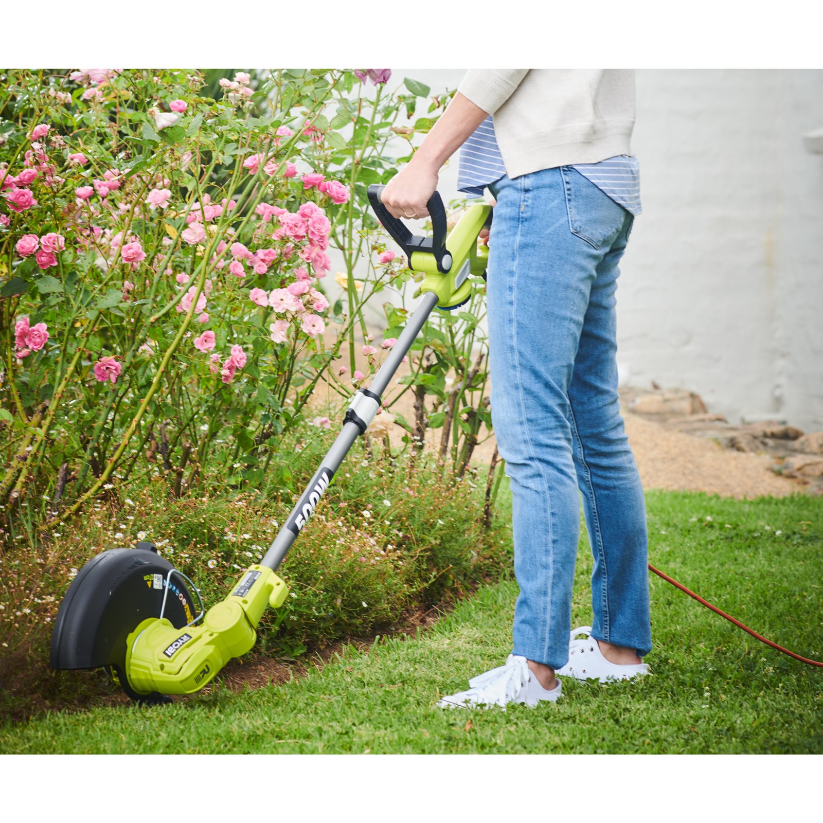 Trimmer iarbă electric 500 W, lățime tăiere 27 cm Ryobi RLT5127 - in utilizare 3