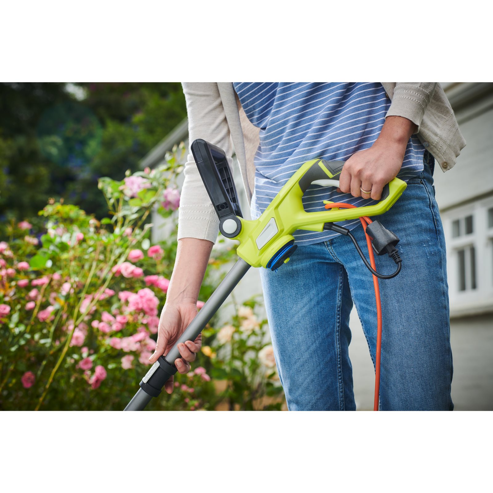 Trimmer iarbă electric 500 W, lățime tăiere 27 cm Ryobi RLT5127 - in utilizare 4