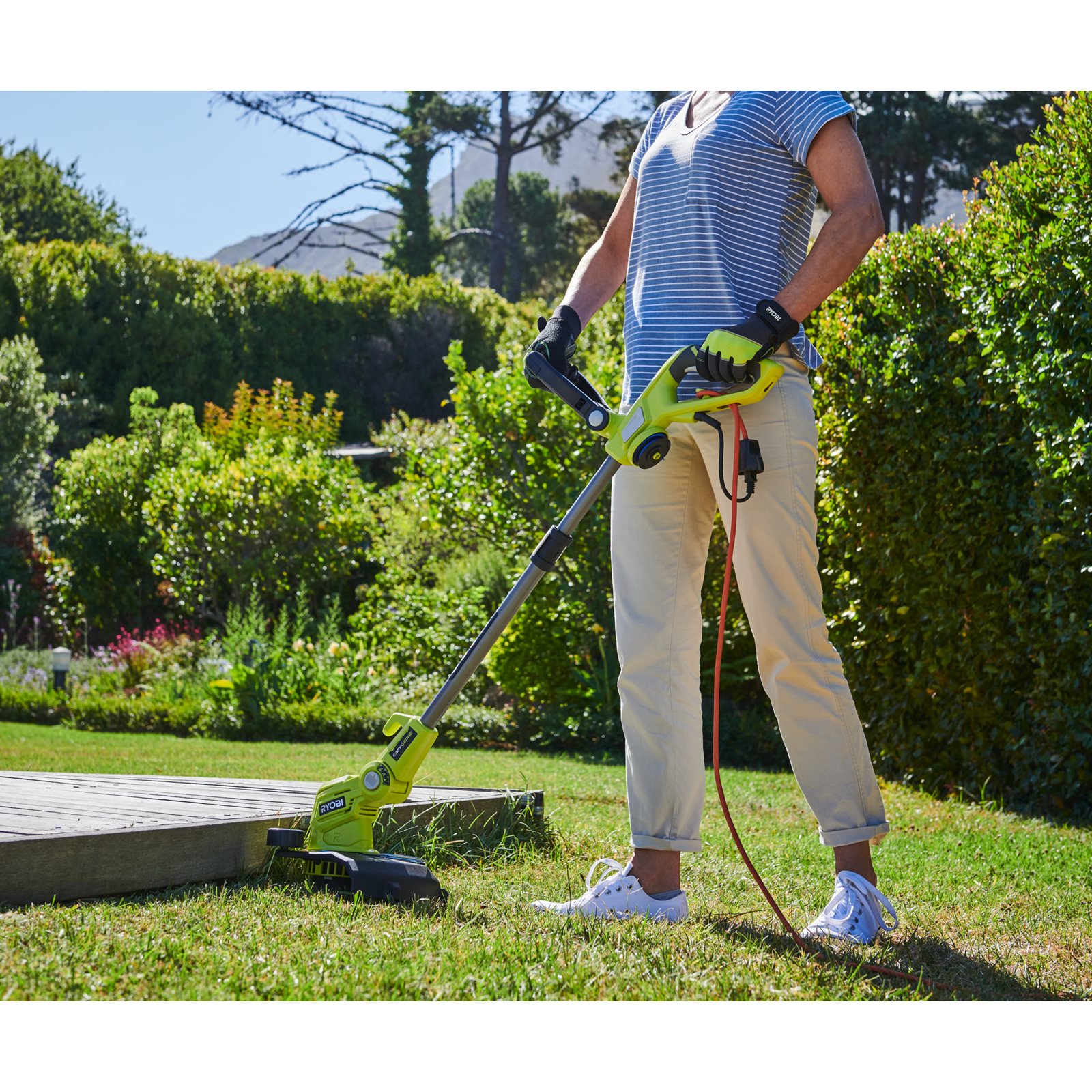 Trimmer iarbă electric 500 W, lățime tăiere 27 cm Ryobi RLT5127 - in utilizare 5