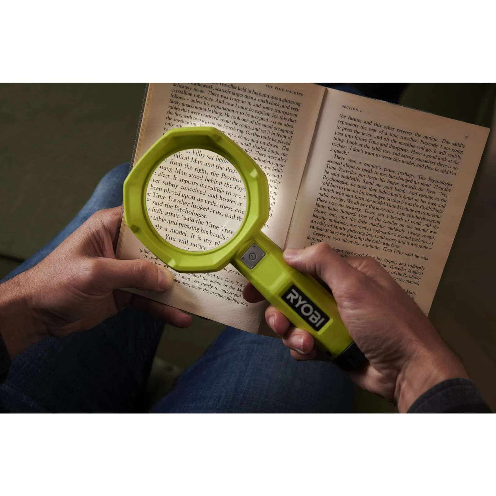 Lampă cu lupă USB Lithium Ryobi RML4-0 - in utilizare 1
