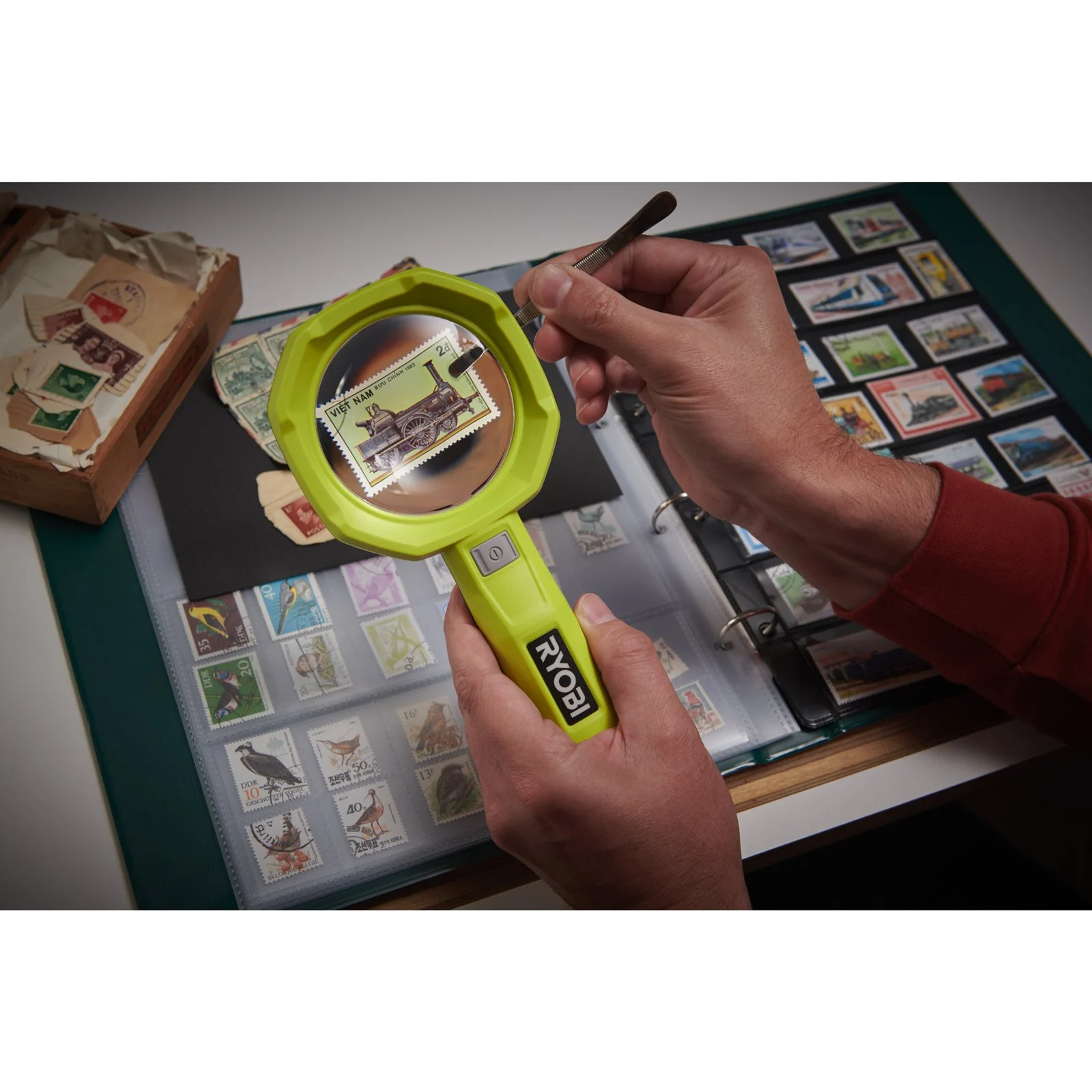 Lampă cu lupă USB Lithium Ryobi RML4-0 - in utilizare 2