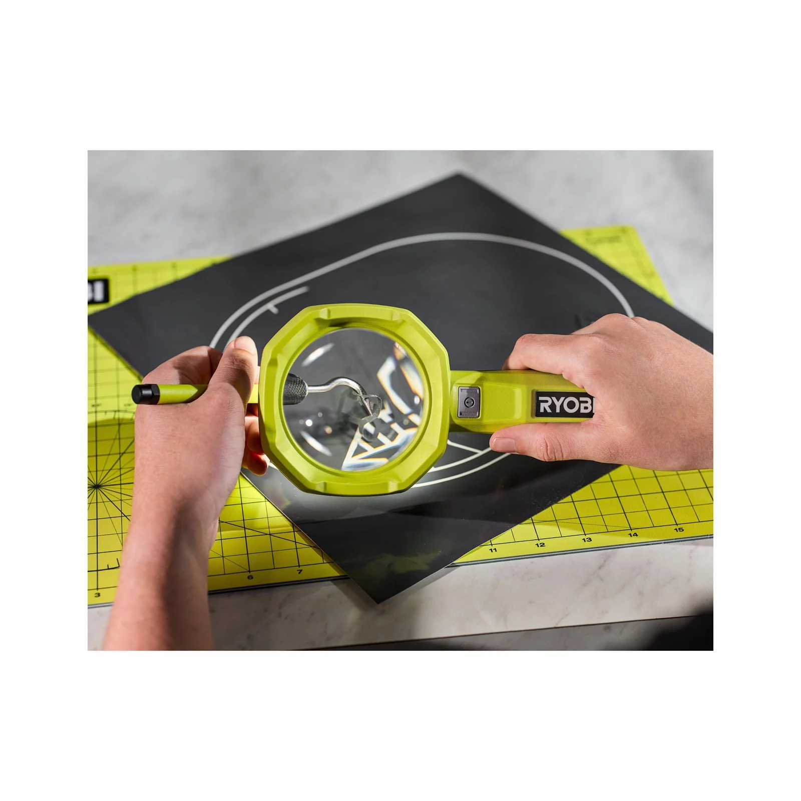 Lampă cu lupă USB Lithium Ryobi RML4-0 - in utilizare 3