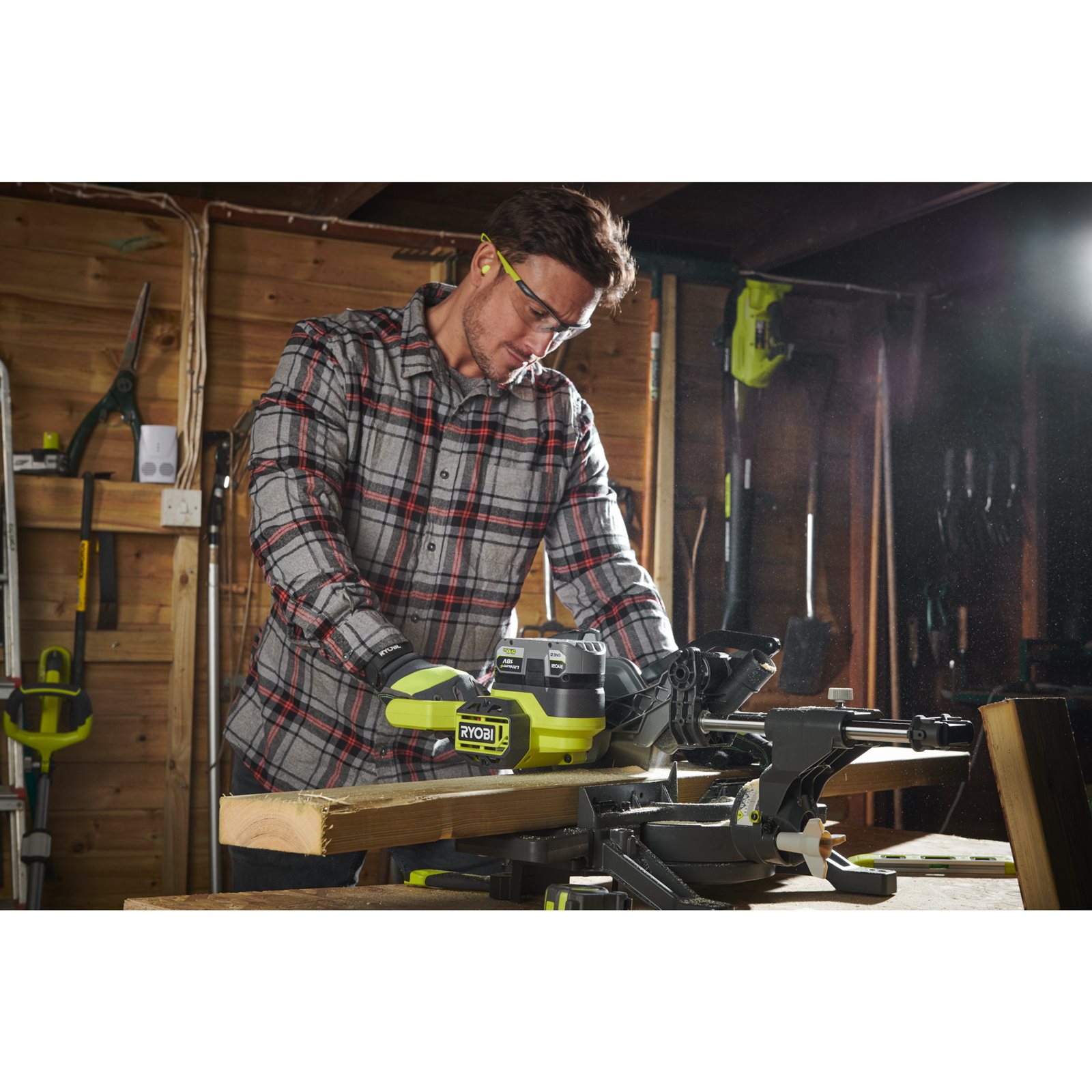 Fierăstrău tăieri înclinate culisant 18V ONE+ Ryobi RMS18190-0 - in utilizare 1