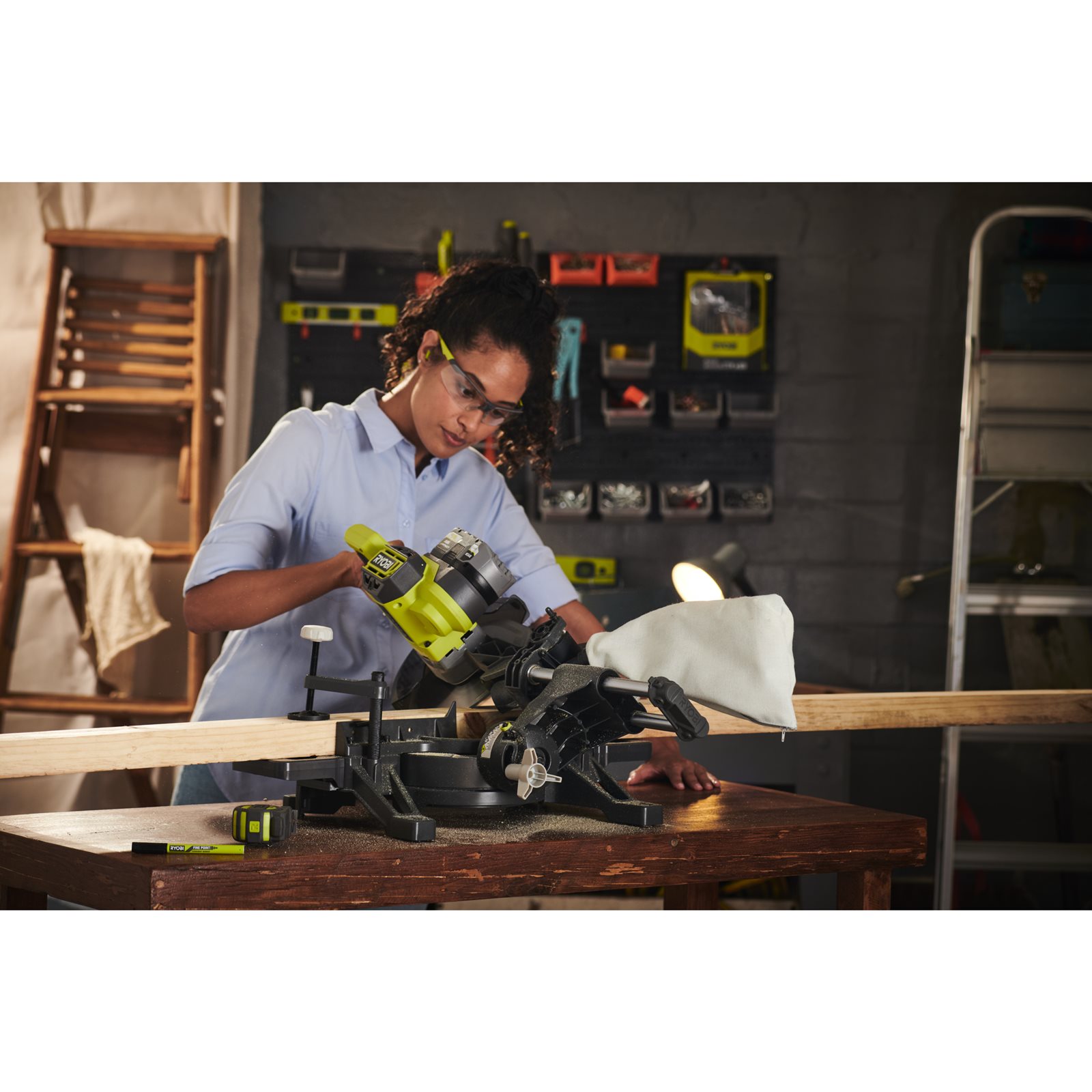 Fierăstrău tăieri înclinate culisant 18V ONE+ Ryobi RMS18190-0 - in utilizare 6