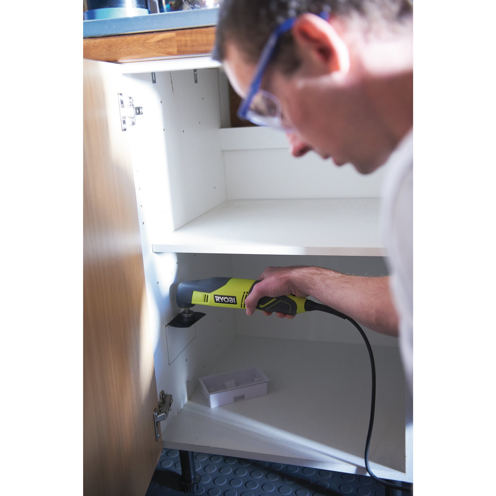 Mașină multifuncțională electrică 200 W Ryobi RMT200-S - in utilizare 3
