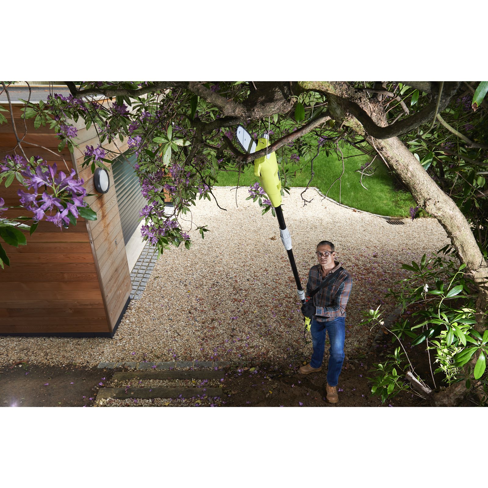 Set emondor și foarfecă telescopică gard viu Ryobi RP750450 - in utilizare 4