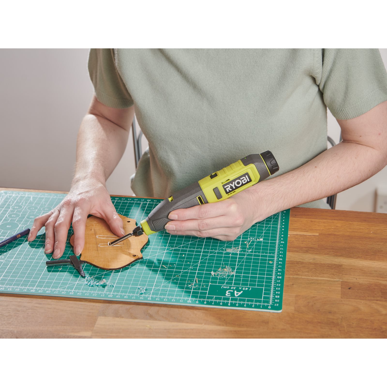 Mașină de tăiat USB Lithium 4V Ryobi RPC4-0 - in utilizare 1