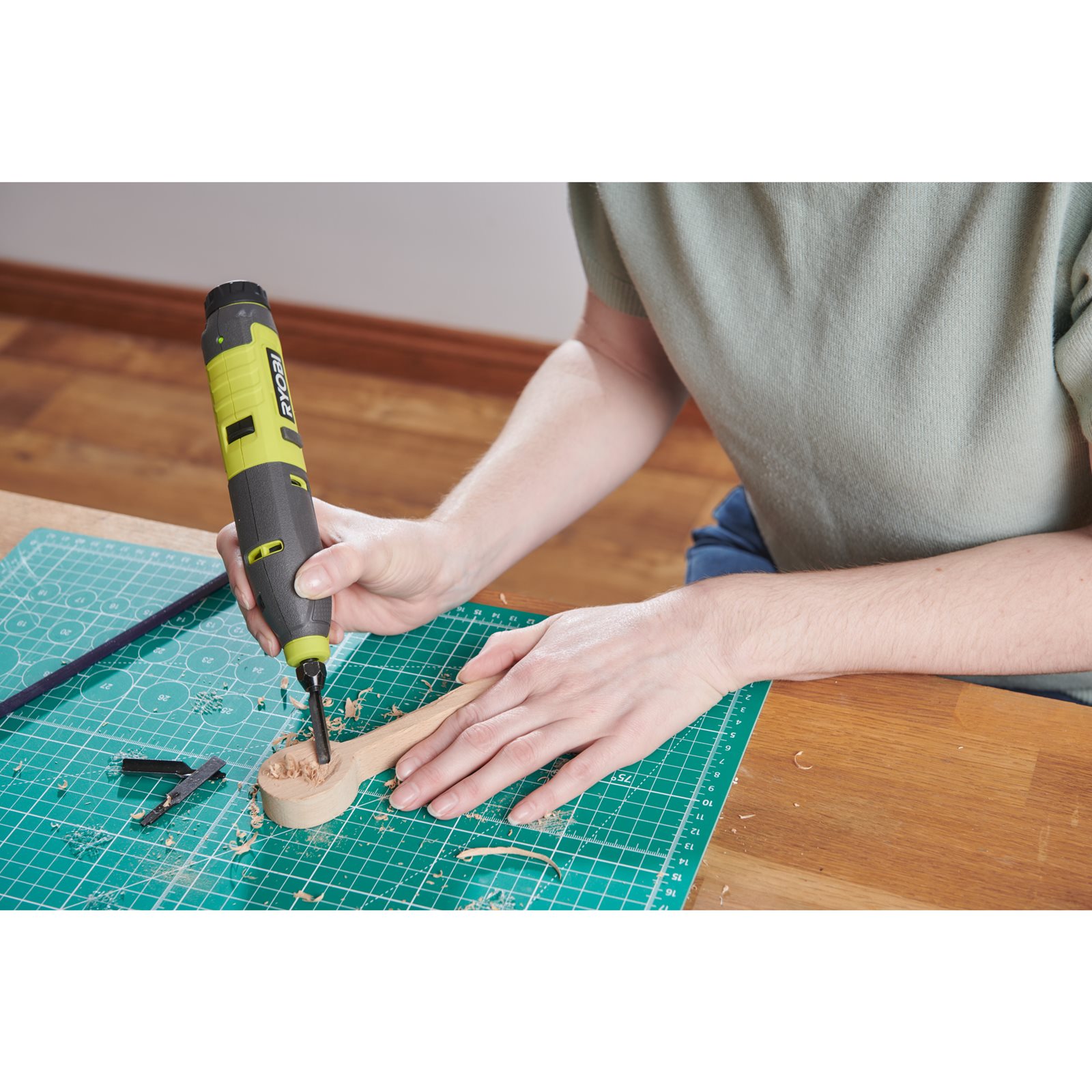 Mașină de tăiat USB Lithium 4V Ryobi RPC4-0 - in utilizare 2